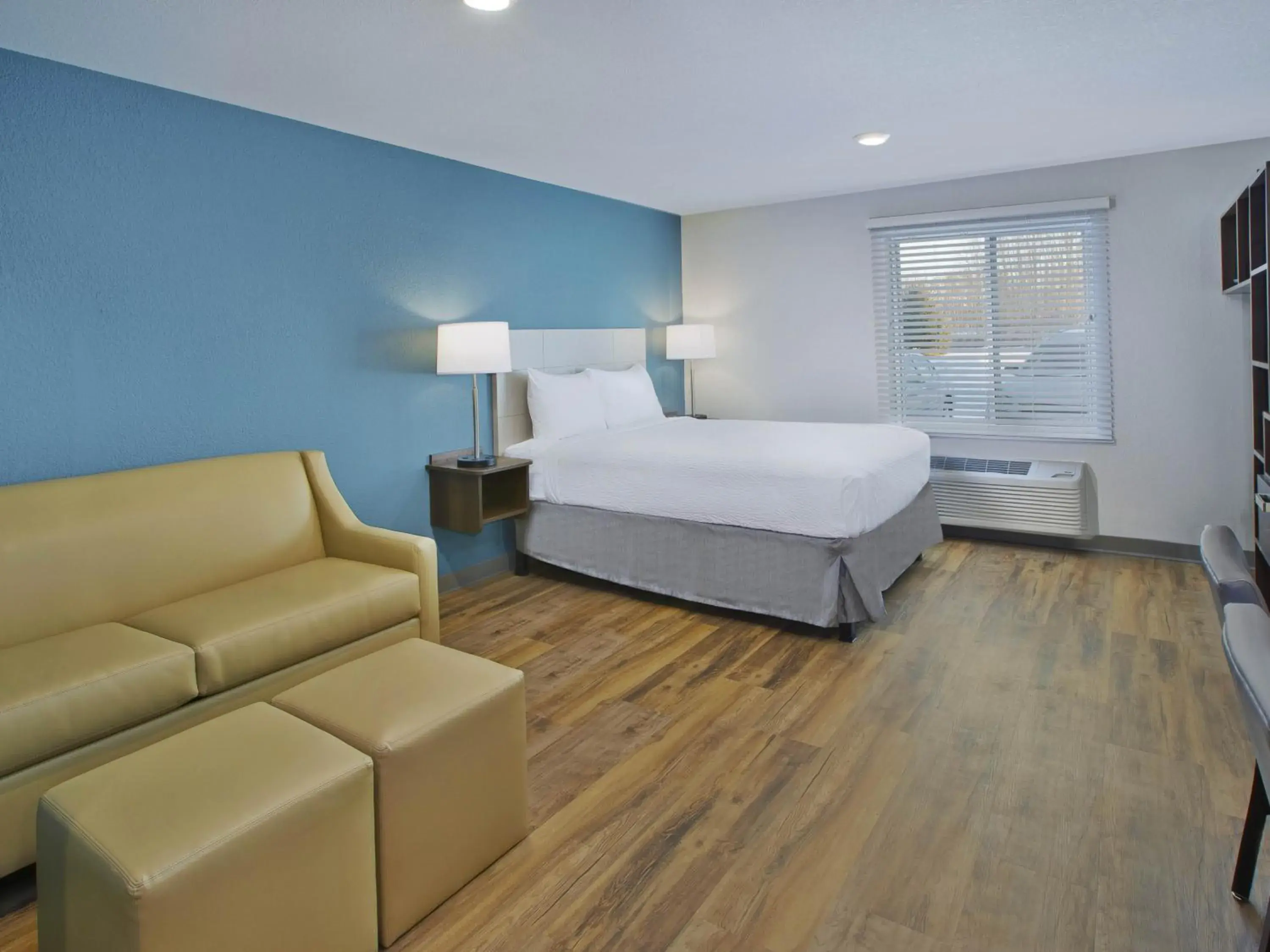 Bed in Extended Stay America Suites - Detroit - Rochester Hills