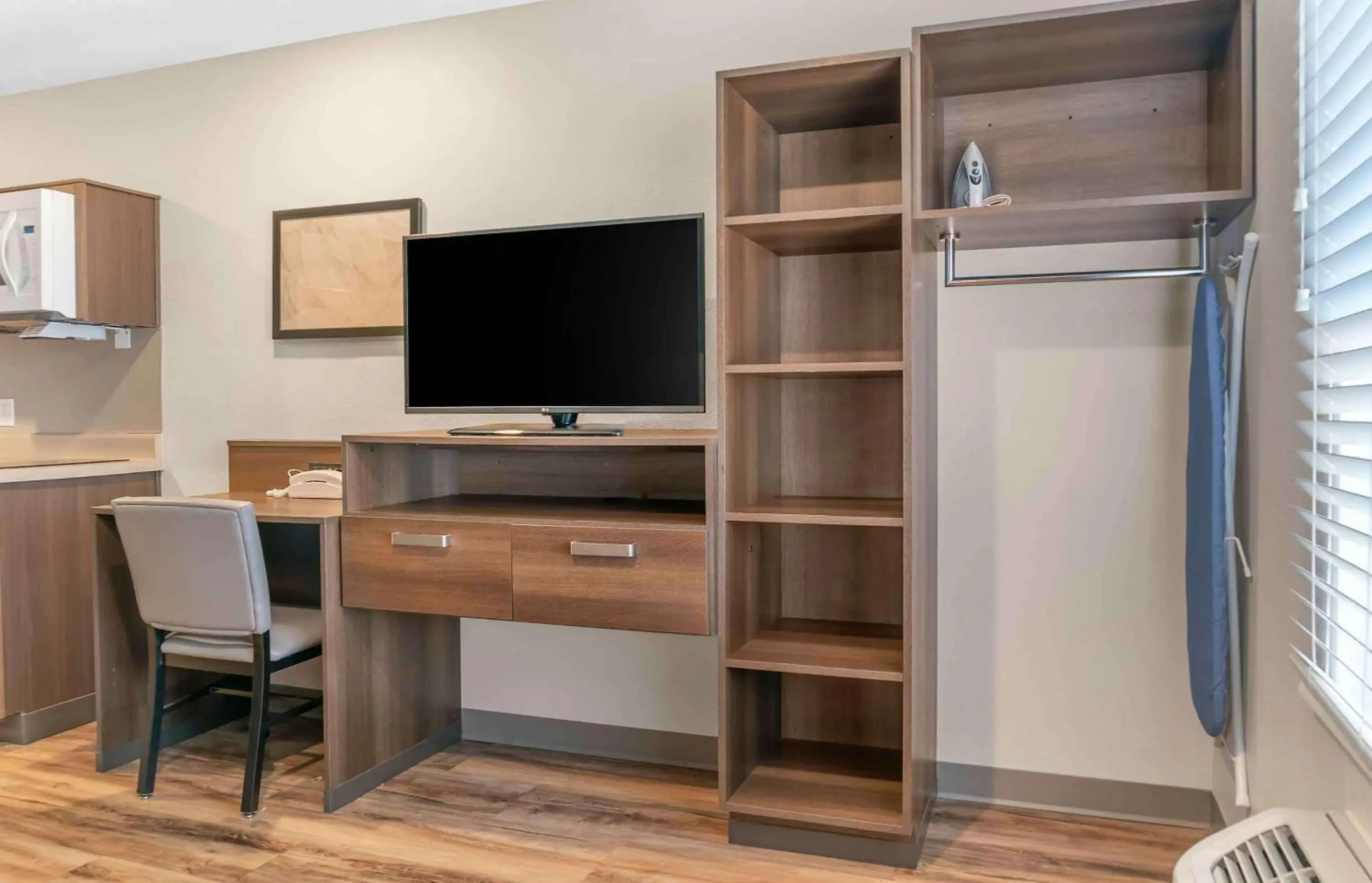 Bedroom, TV/Entertainment Center in Extended Stay America Suites - Detroit - Rochester Hills