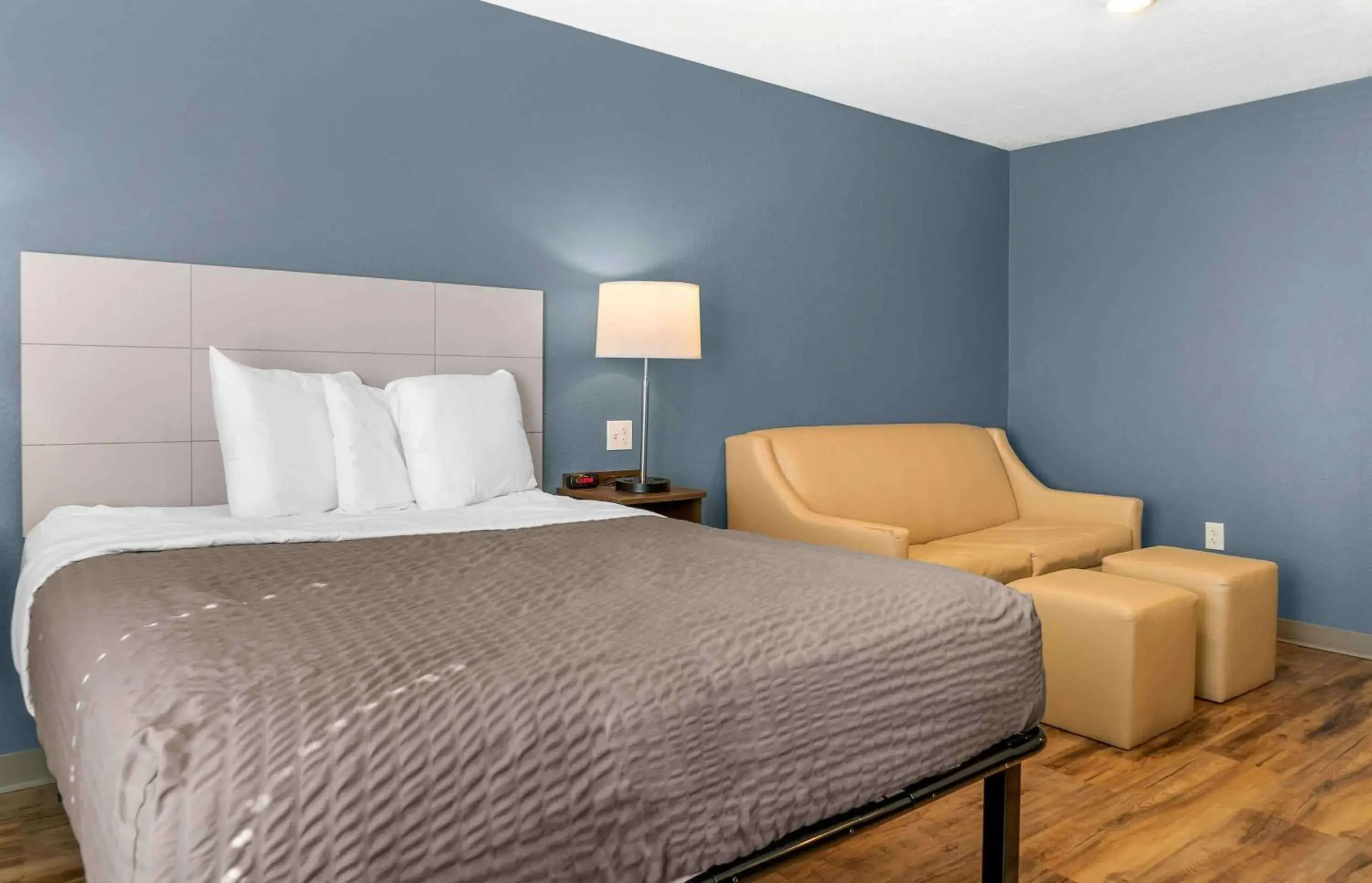 Bedroom, Bed in Extended Stay America Suites - Detroit - Rochester Hills