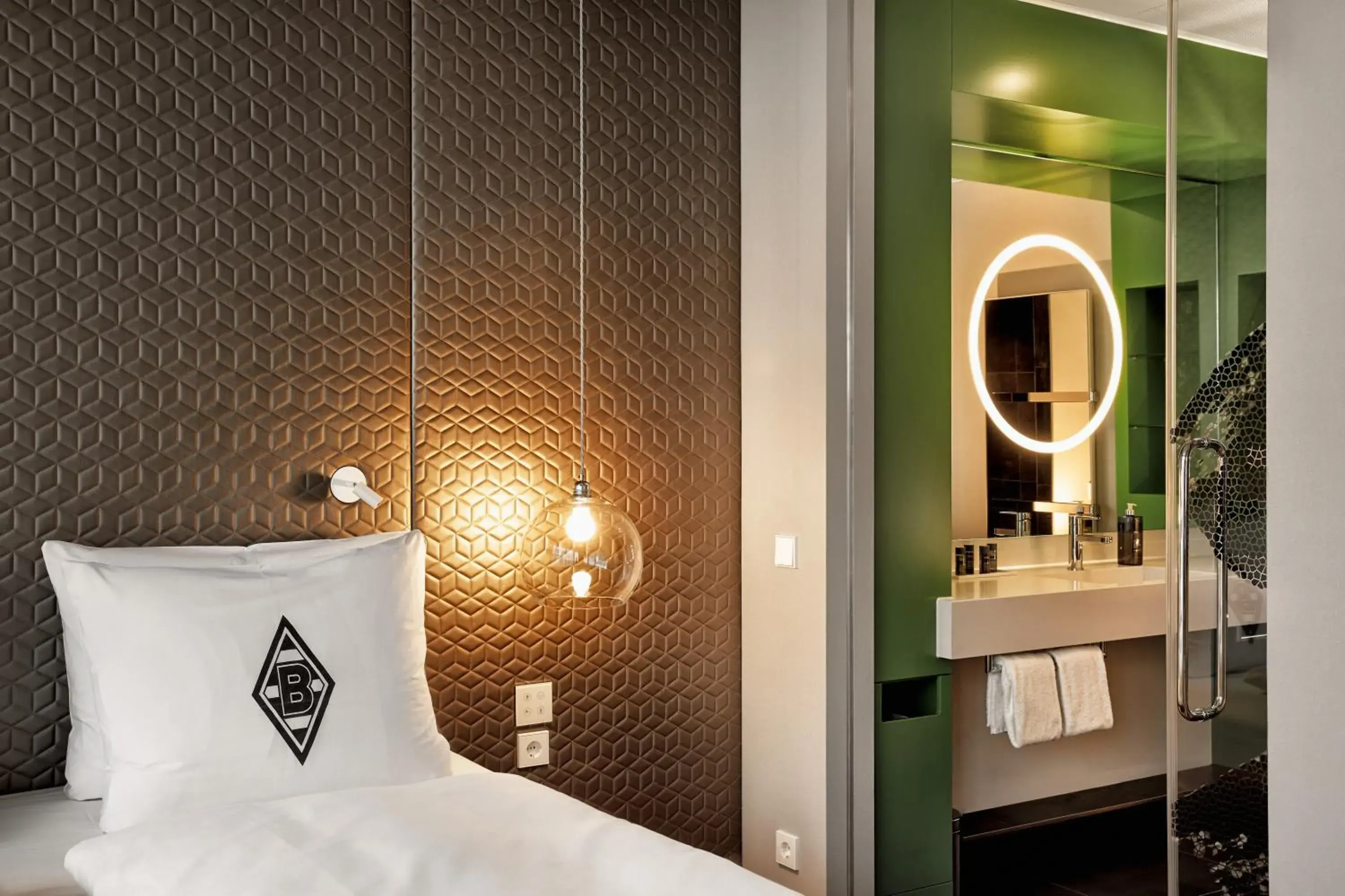 Bedroom, Bed in H4 Hotel Mönchengladbach im BORUSSIA-PARK Bedroom, Bed in H4 Hotel Mönchengladbach im BORUSSIA-PARK