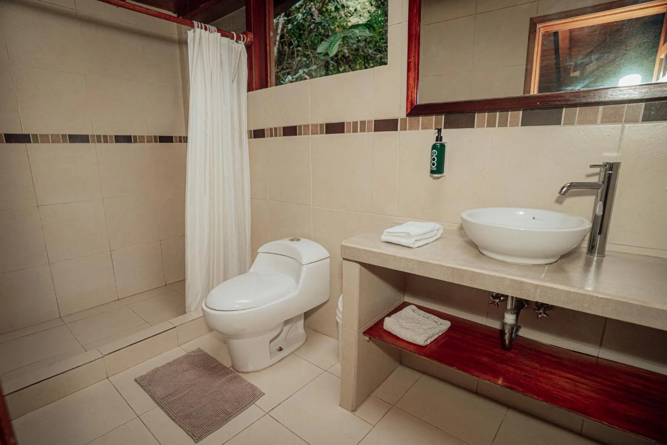 Bathroom in Mindo Garden Lodge and Wildlife Reserve
