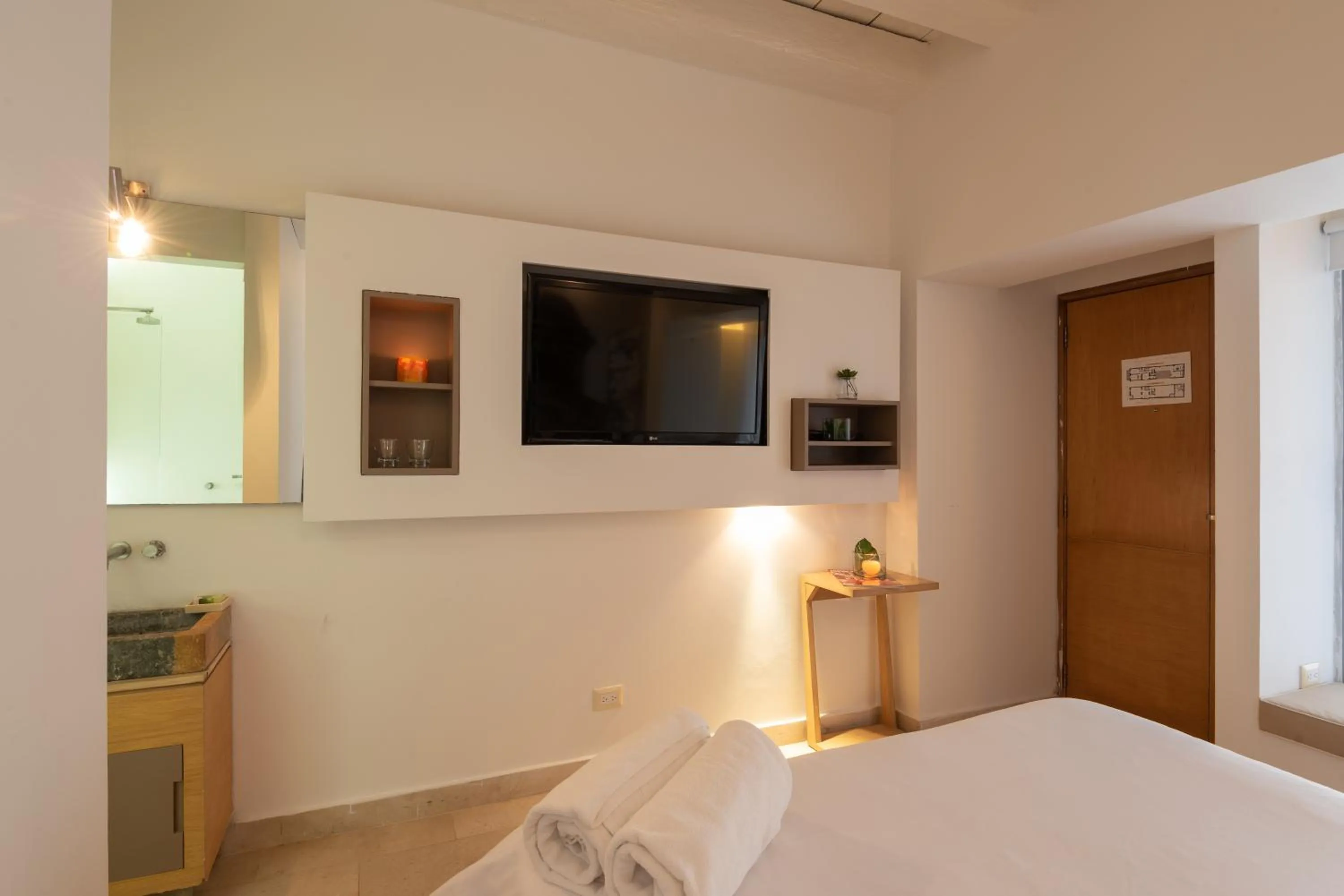 Photo of the whole room, Bed in Delirio Hotel