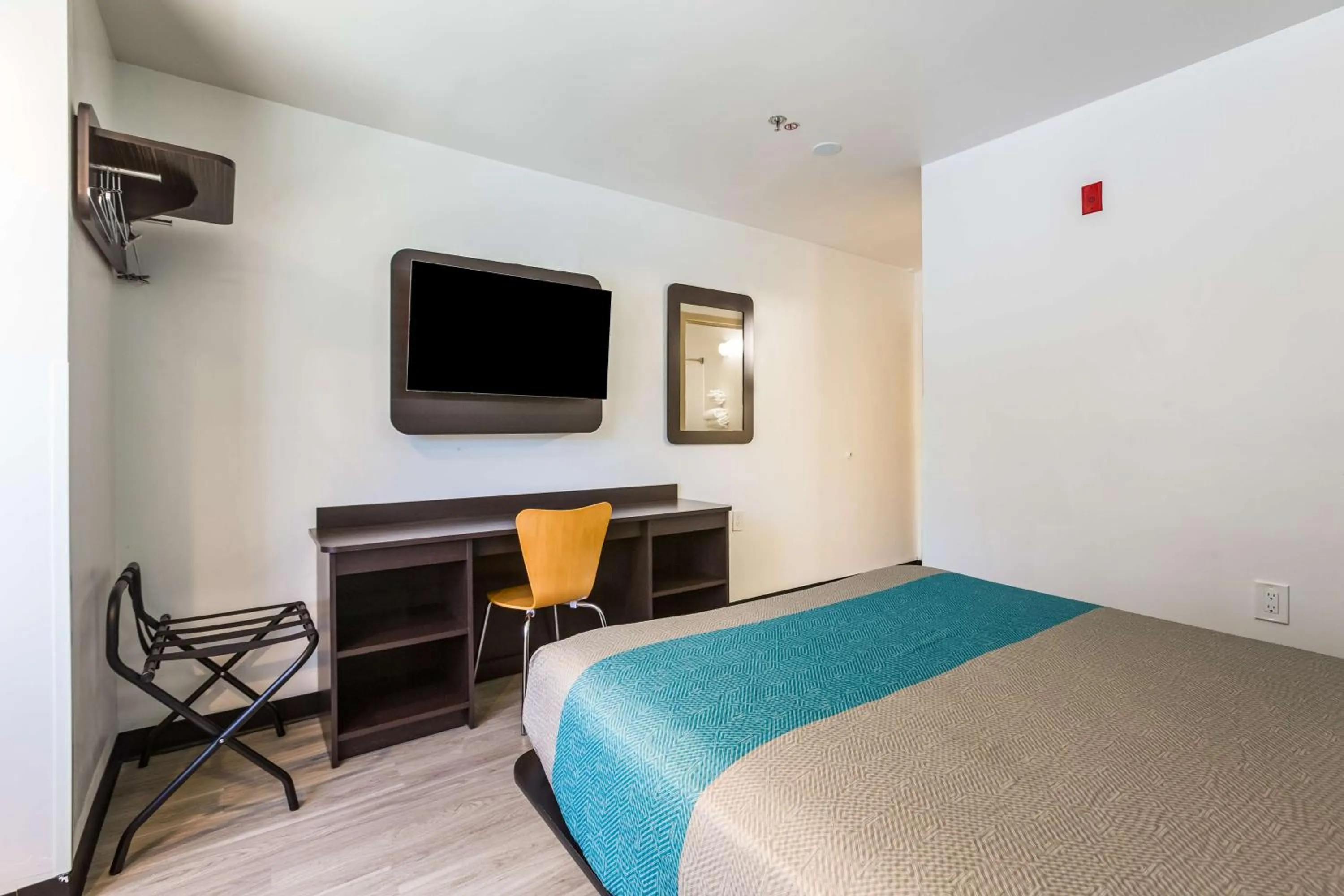 Photo of the whole room, Bed in Motel 6-Smyrna, GA - Atlanta