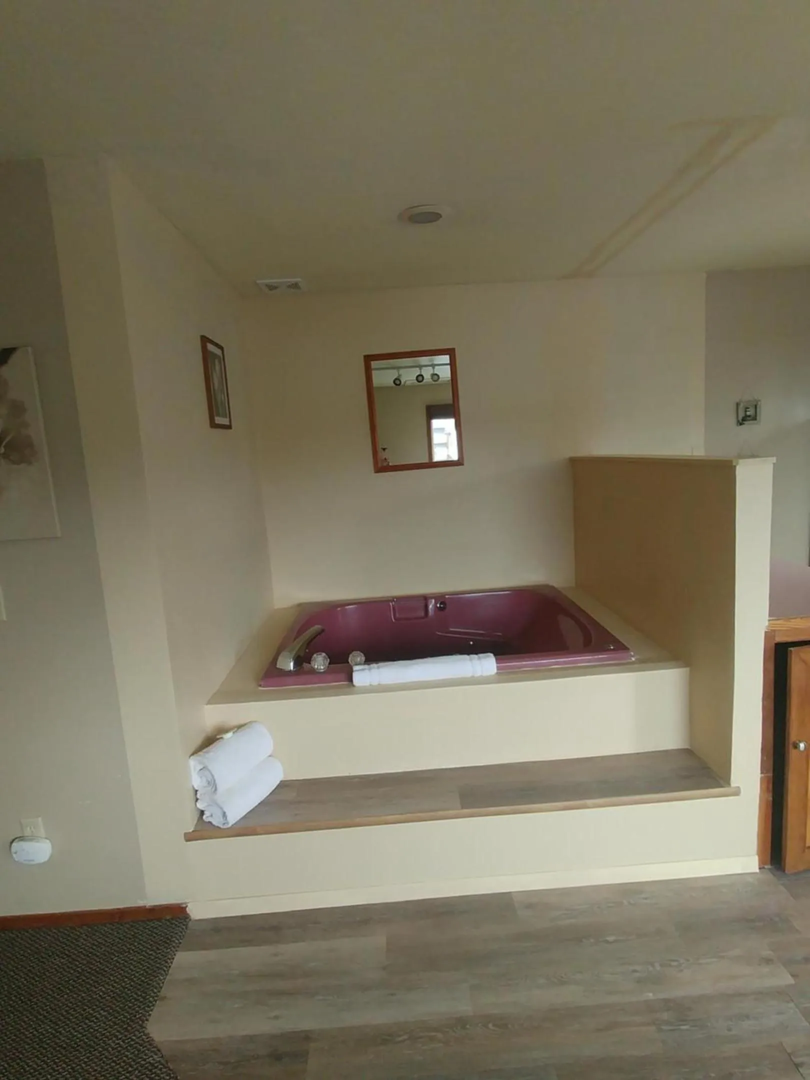 Hot Tub, Bed in The Guesthouse Ocean View Cottages