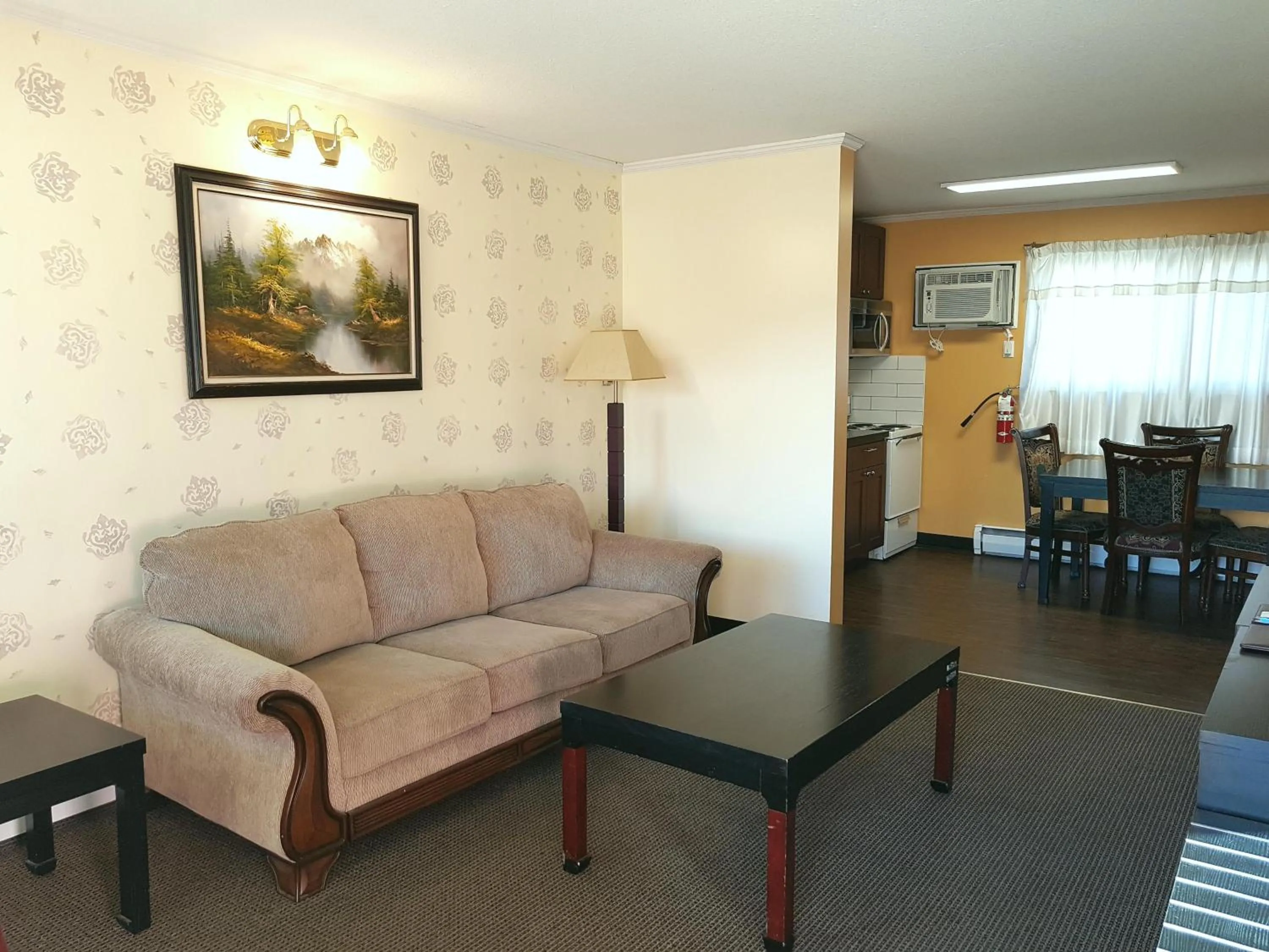 Living room in Alpine Inn & Suites