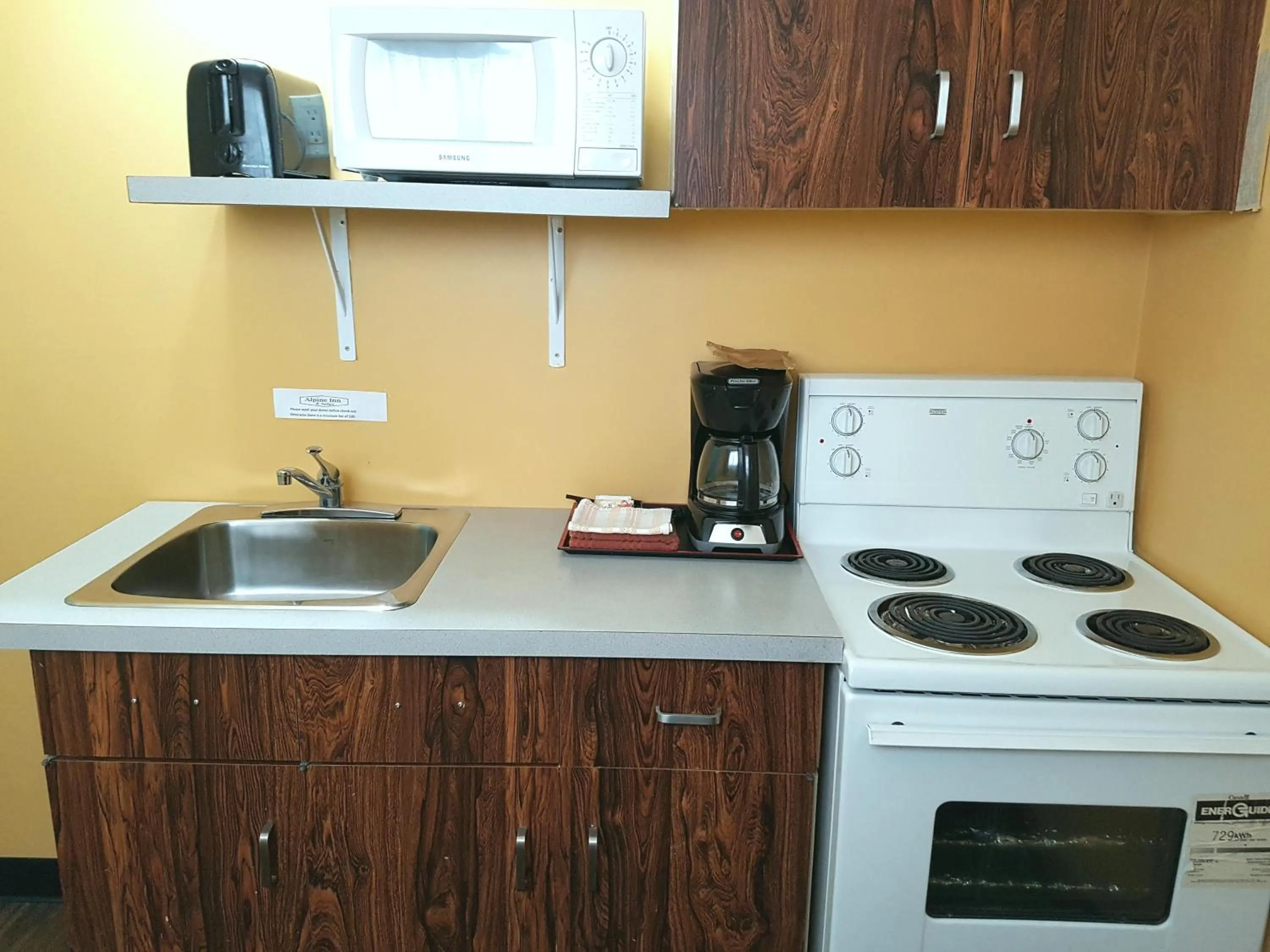microwave in Alpine Inn & Suites