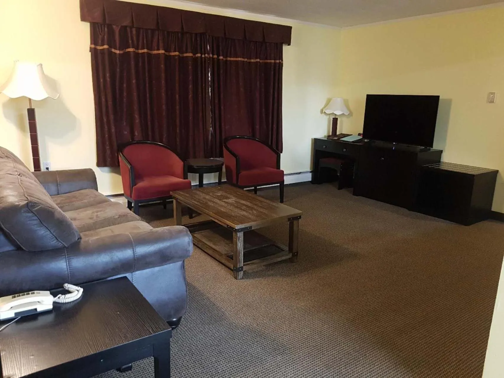 TV and multimedia in Alpine Inn & Suites