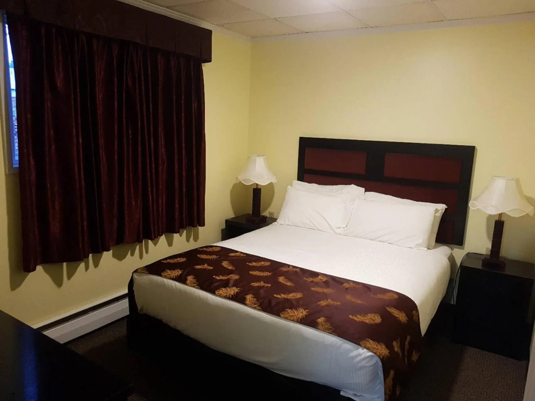 Bedroom, Bed in Alpine Inn & Suites