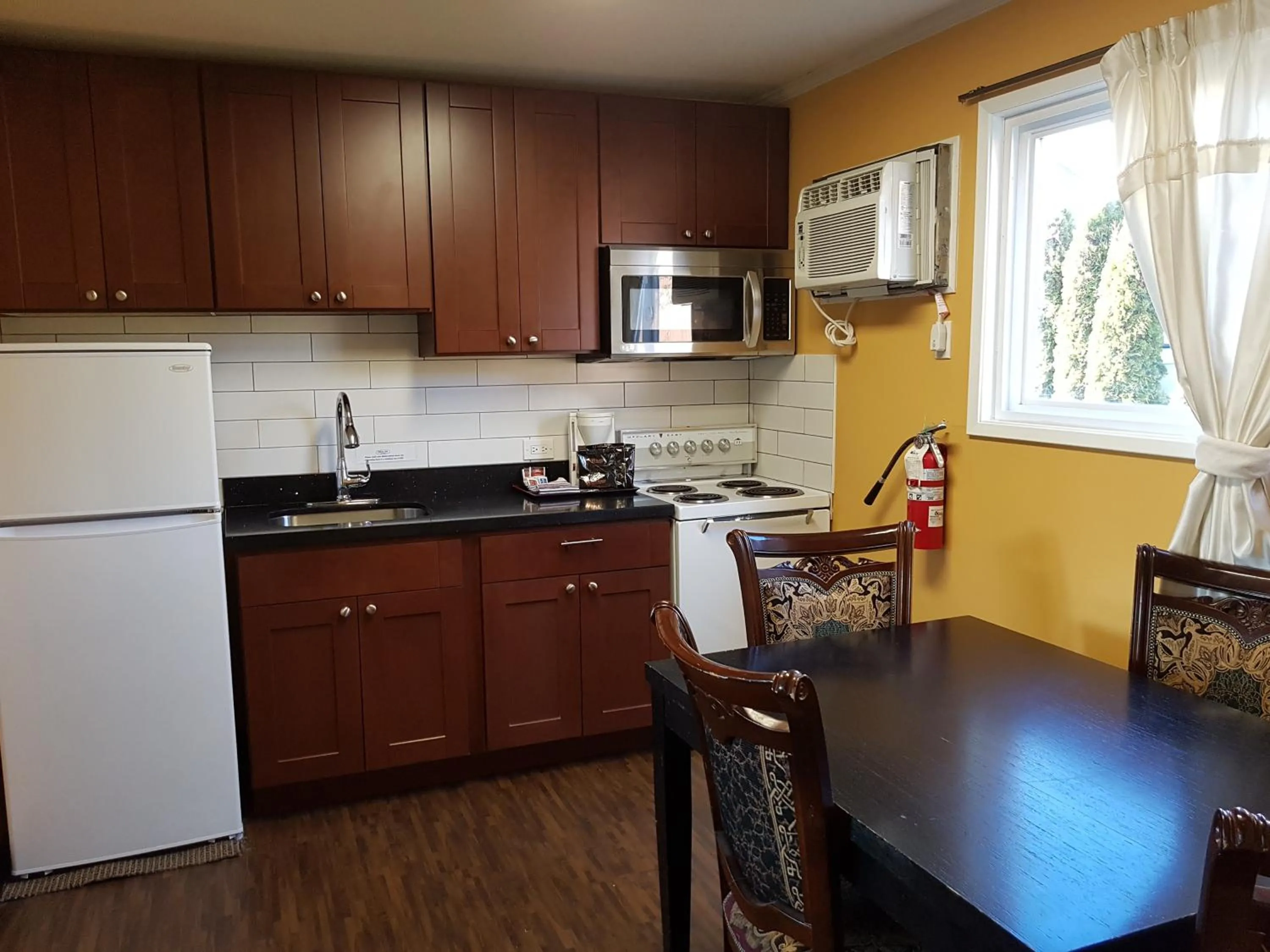 Kitchen or kitchenette in Alpine Inn & Suites