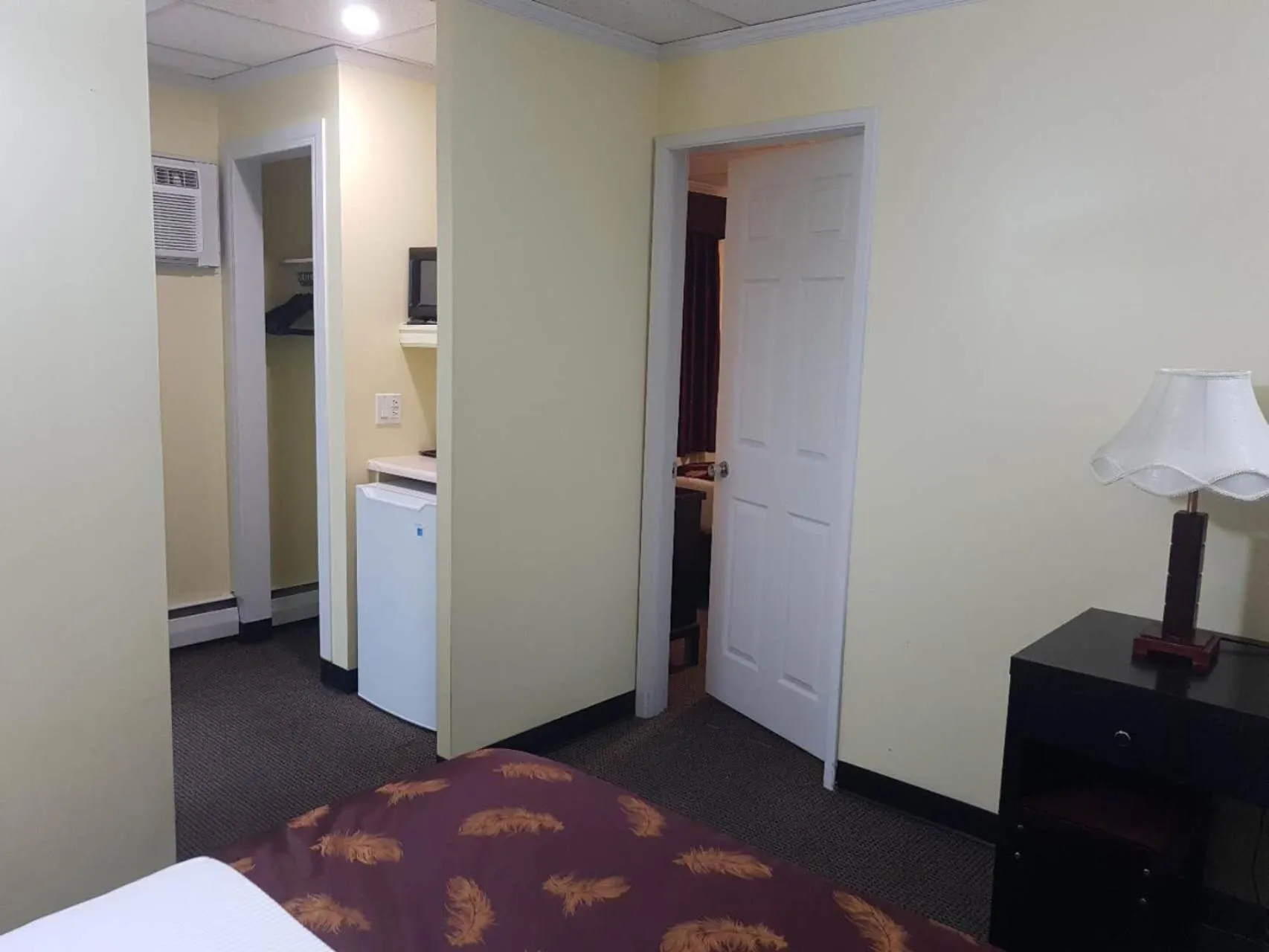 Dining area, Bed in Alpine Inn & Suites