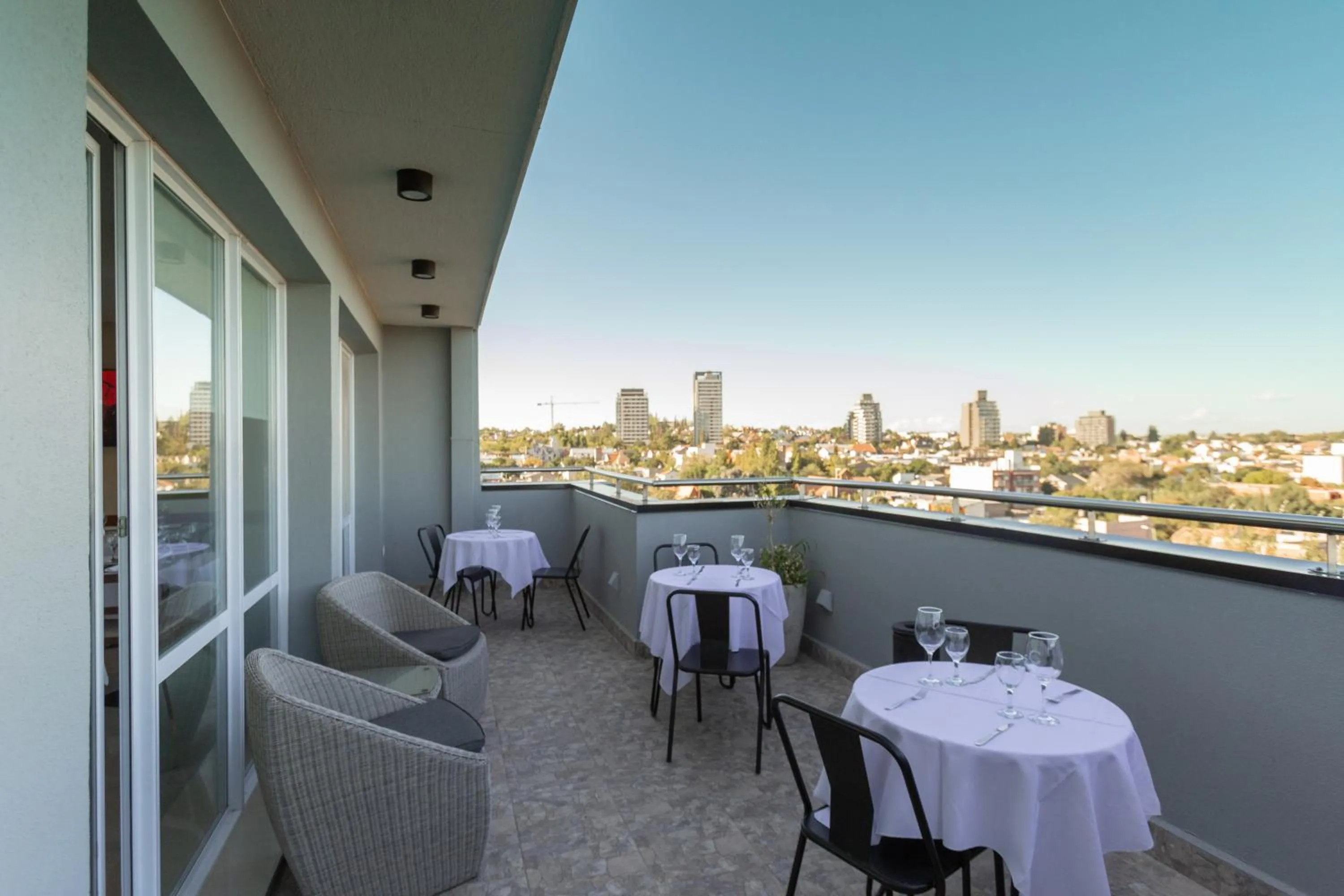 Restaurant/places to eat in ILLIA 121 APART HOTEL
