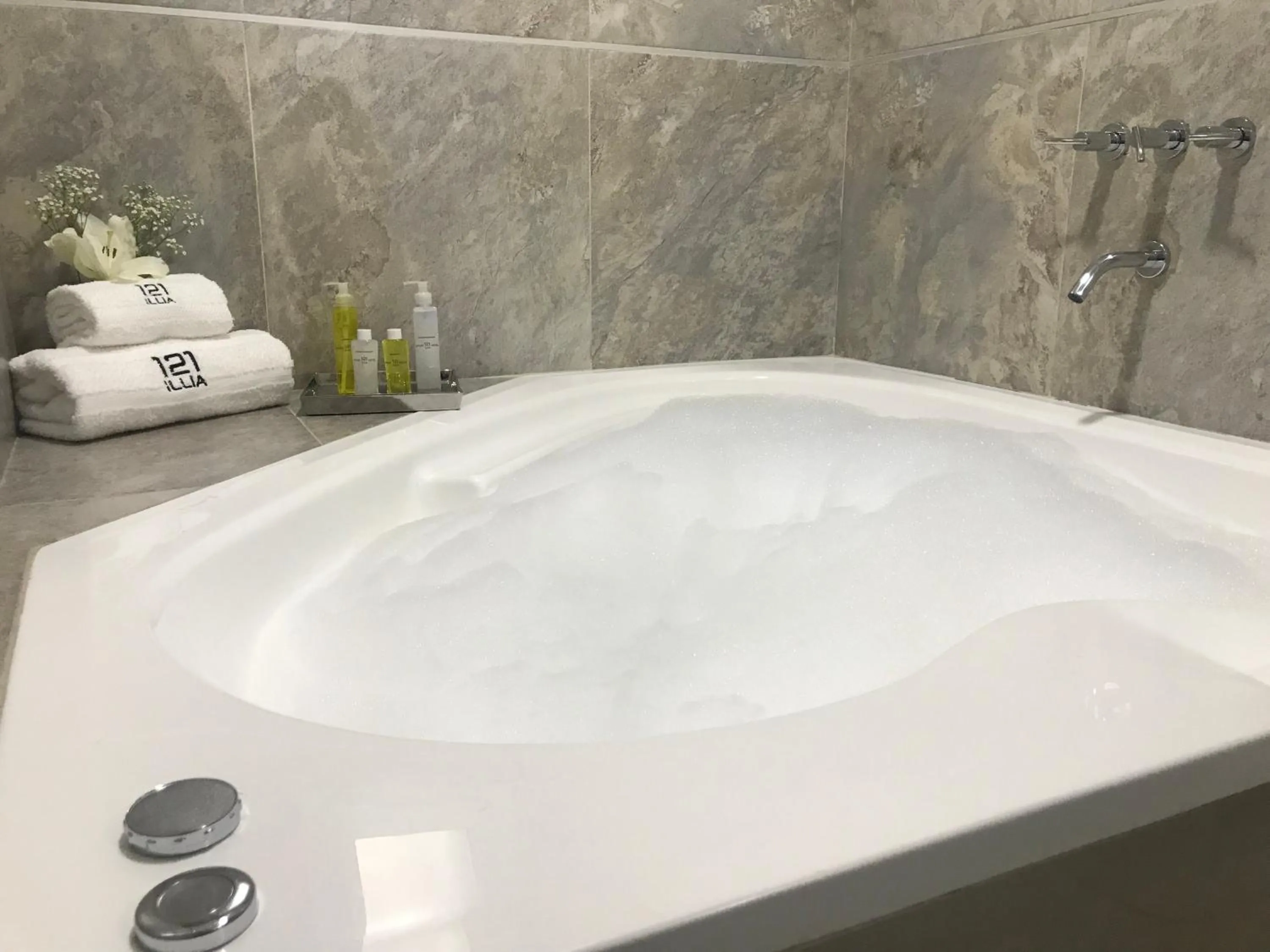 Hot Tub in ILLIA 121 APART HOTEL