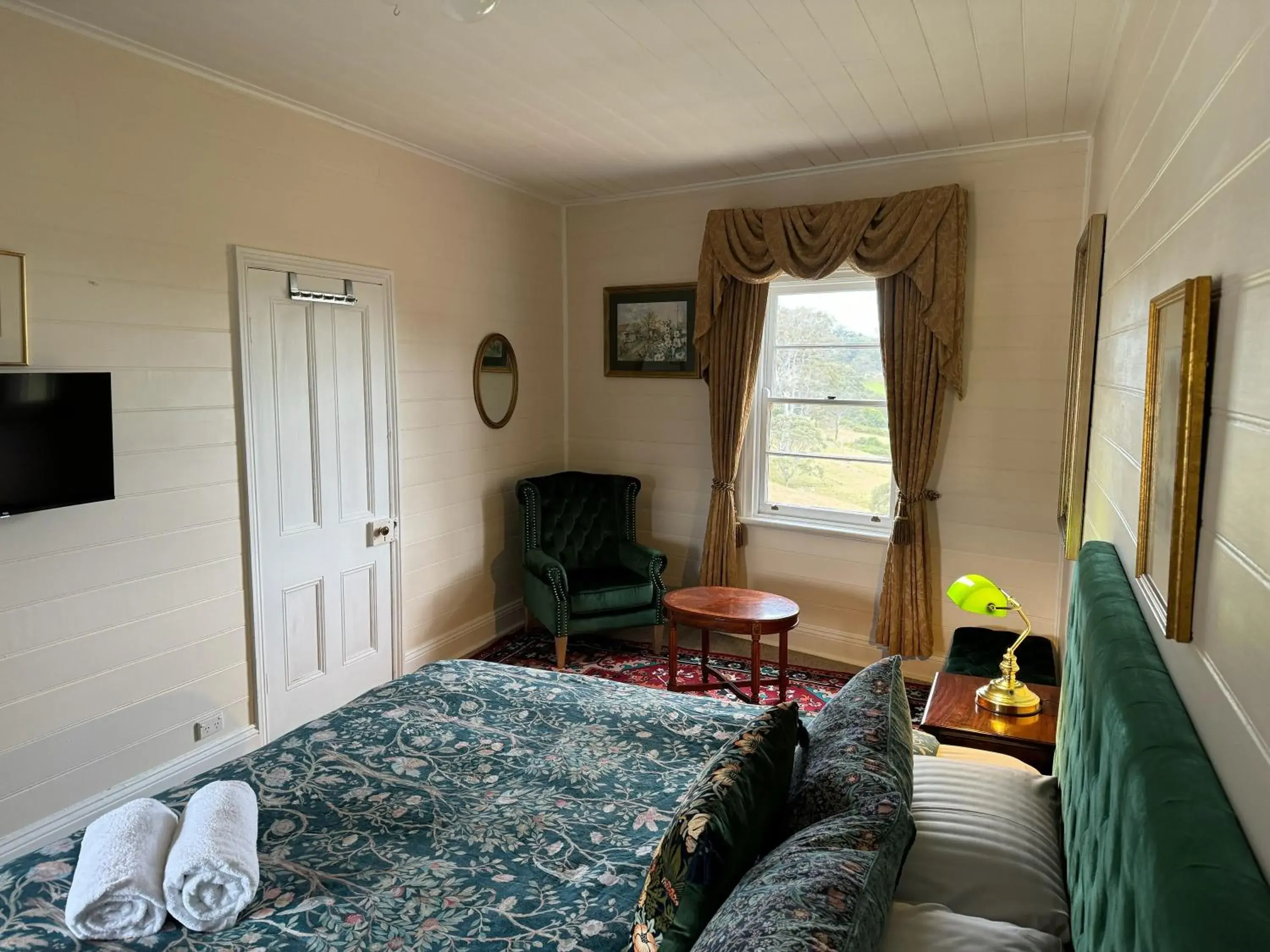 Queen Room with Private External Bathroom in Stay at Tilba Queen Room with Private External Bathroom in Stay at Tilba