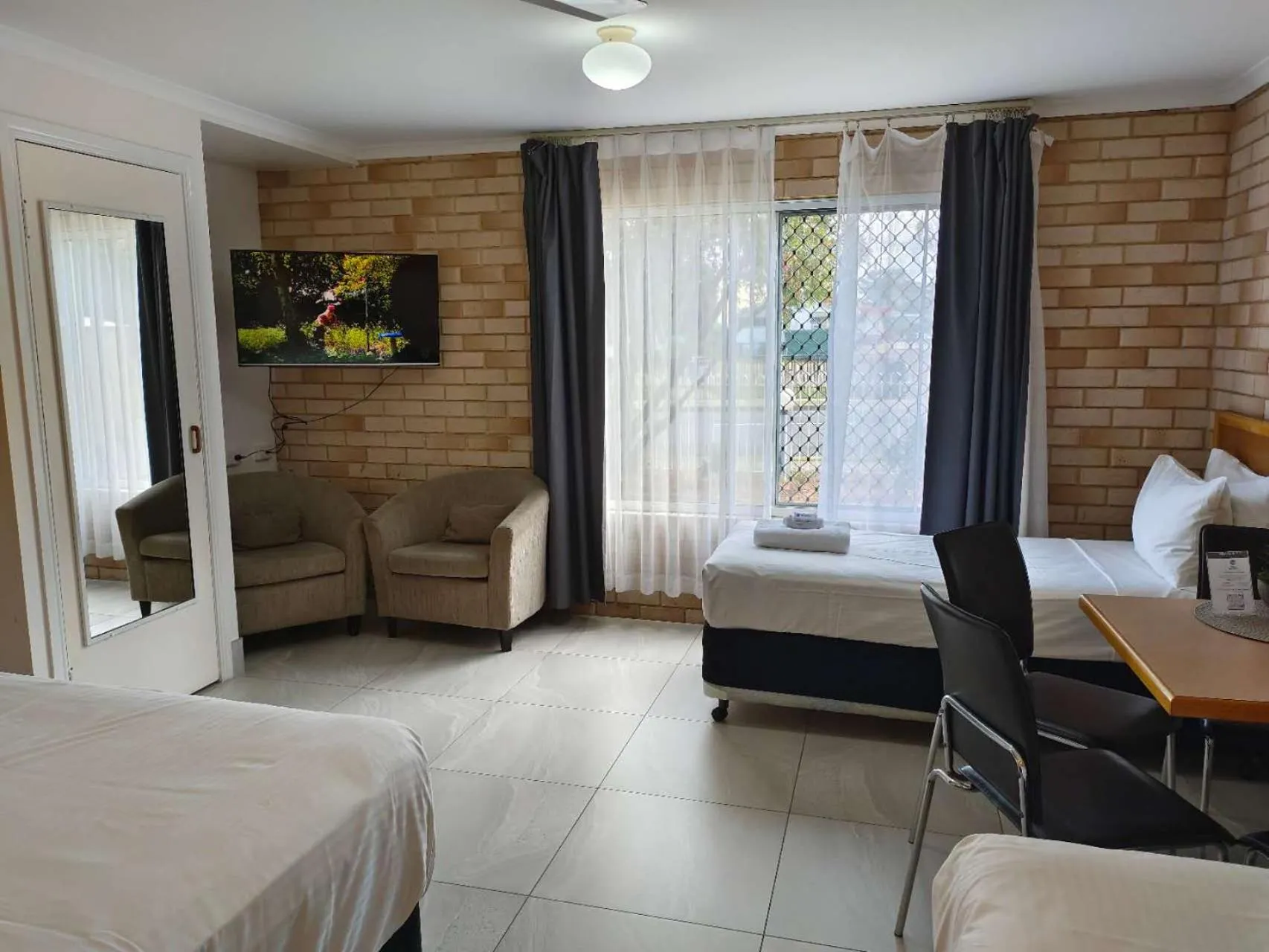 Bed in Best Western Ambassador Motor Lodge