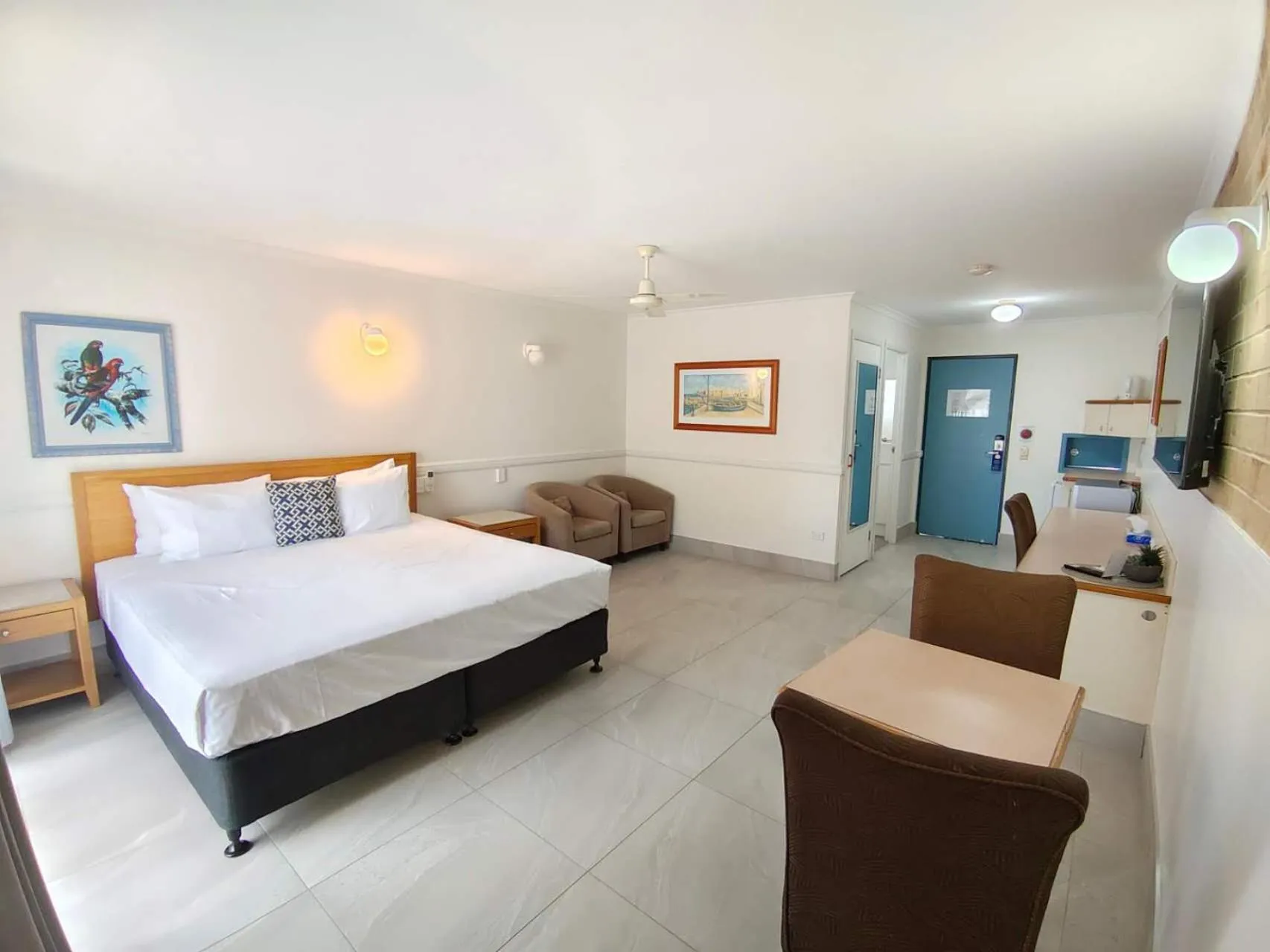 Bed in Best Western Ambassador Motor Lodge