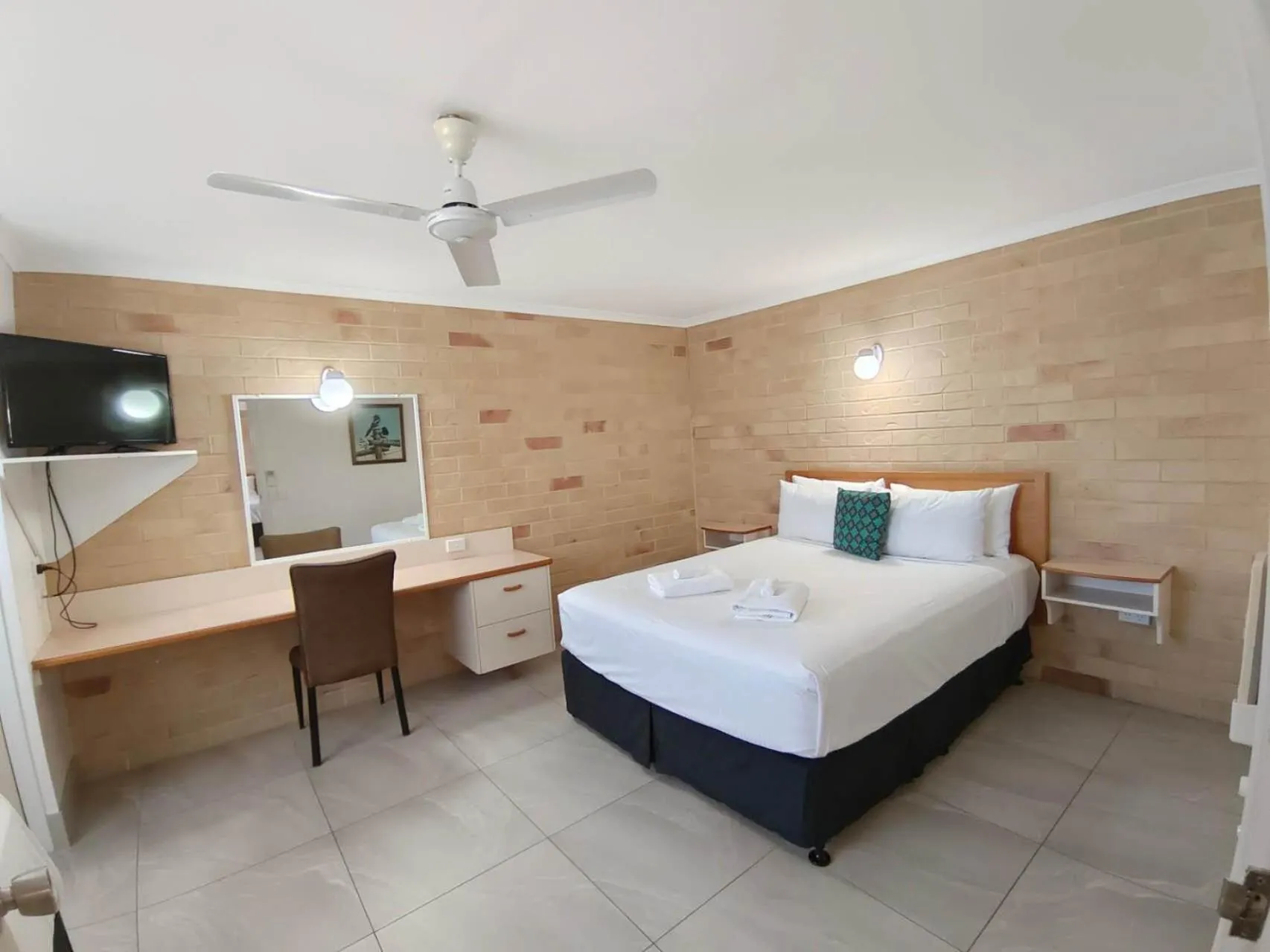 Bed in Best Western Ambassador Motor Lodge