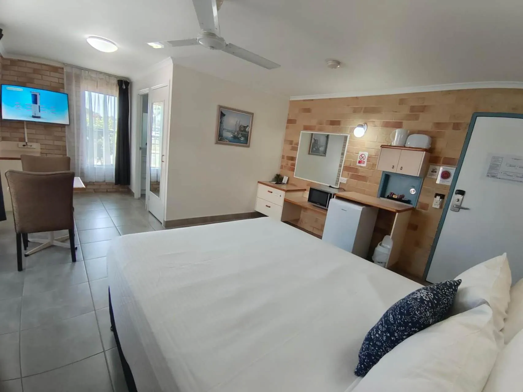 Bed in Best Western Ambassador Motor Lodge