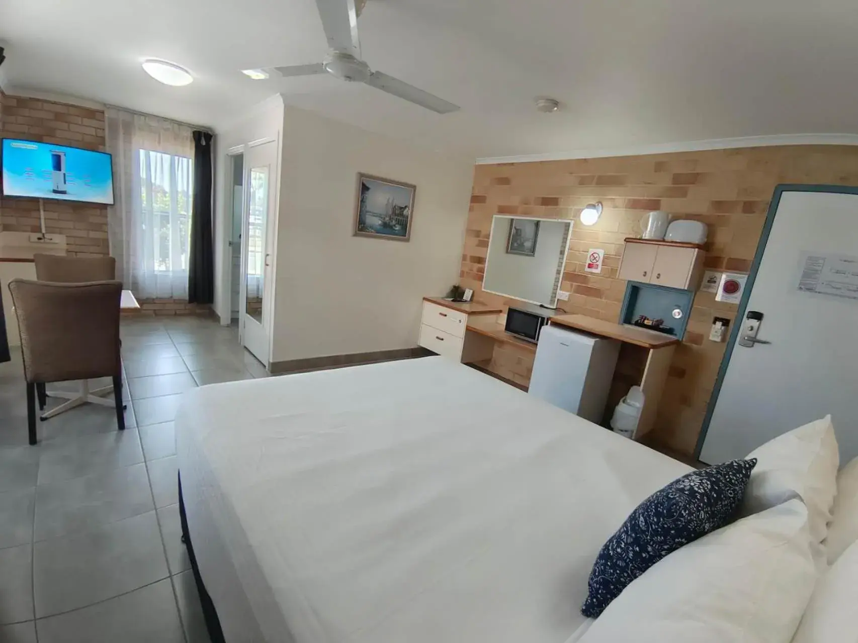 Executive Queen Room in Best Western Ambassador Motor Lodge Executive Queen Room in Best Western Ambassador Motor Lodge