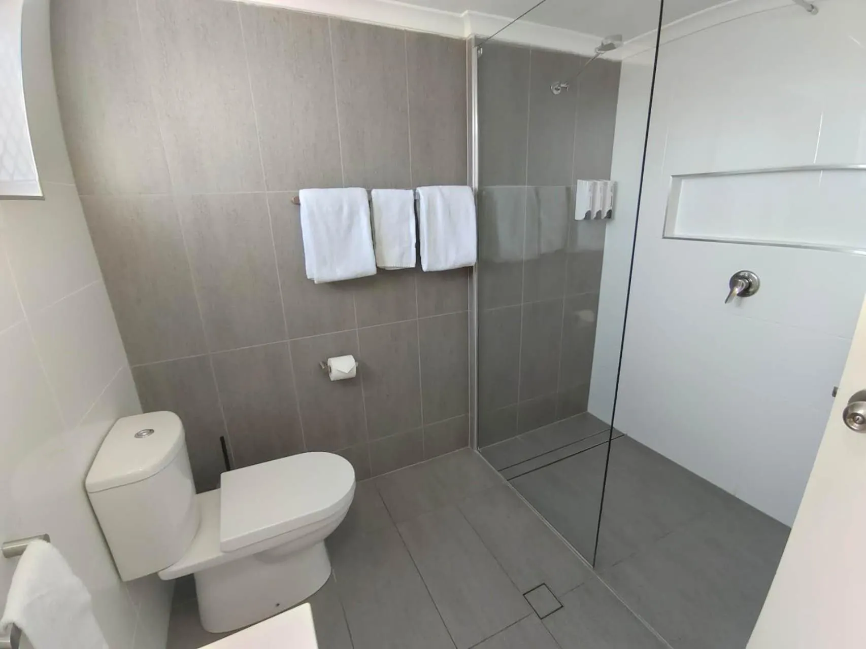 Shower in Best Western Ambassador Motor Lodge