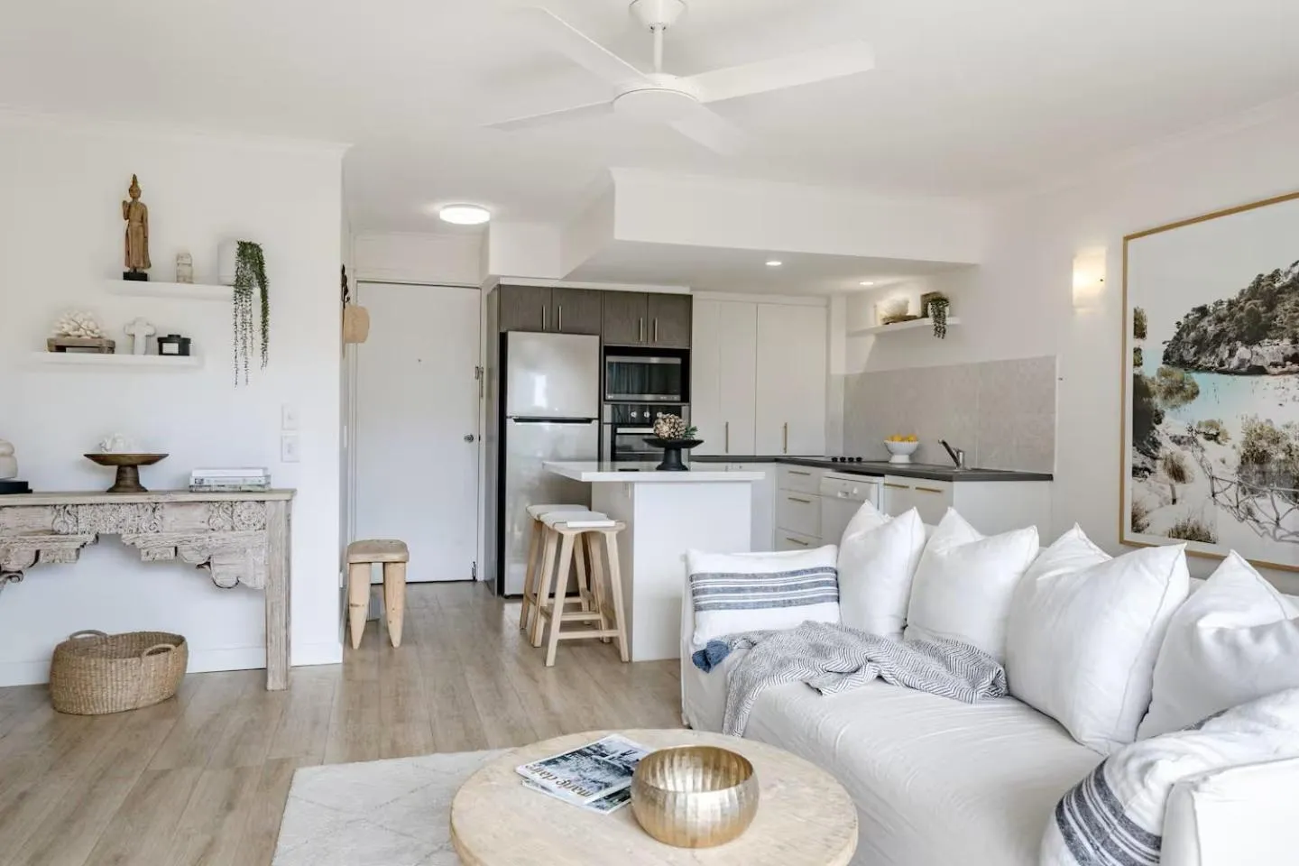 Living room in Noosa Parade Holiday Inn