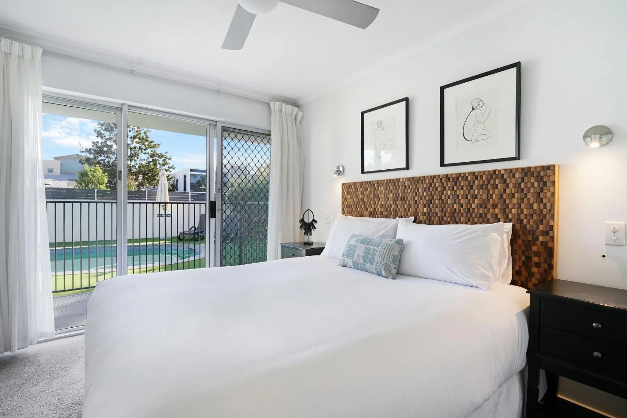 Bed in Noosa Parade Holiday Inn