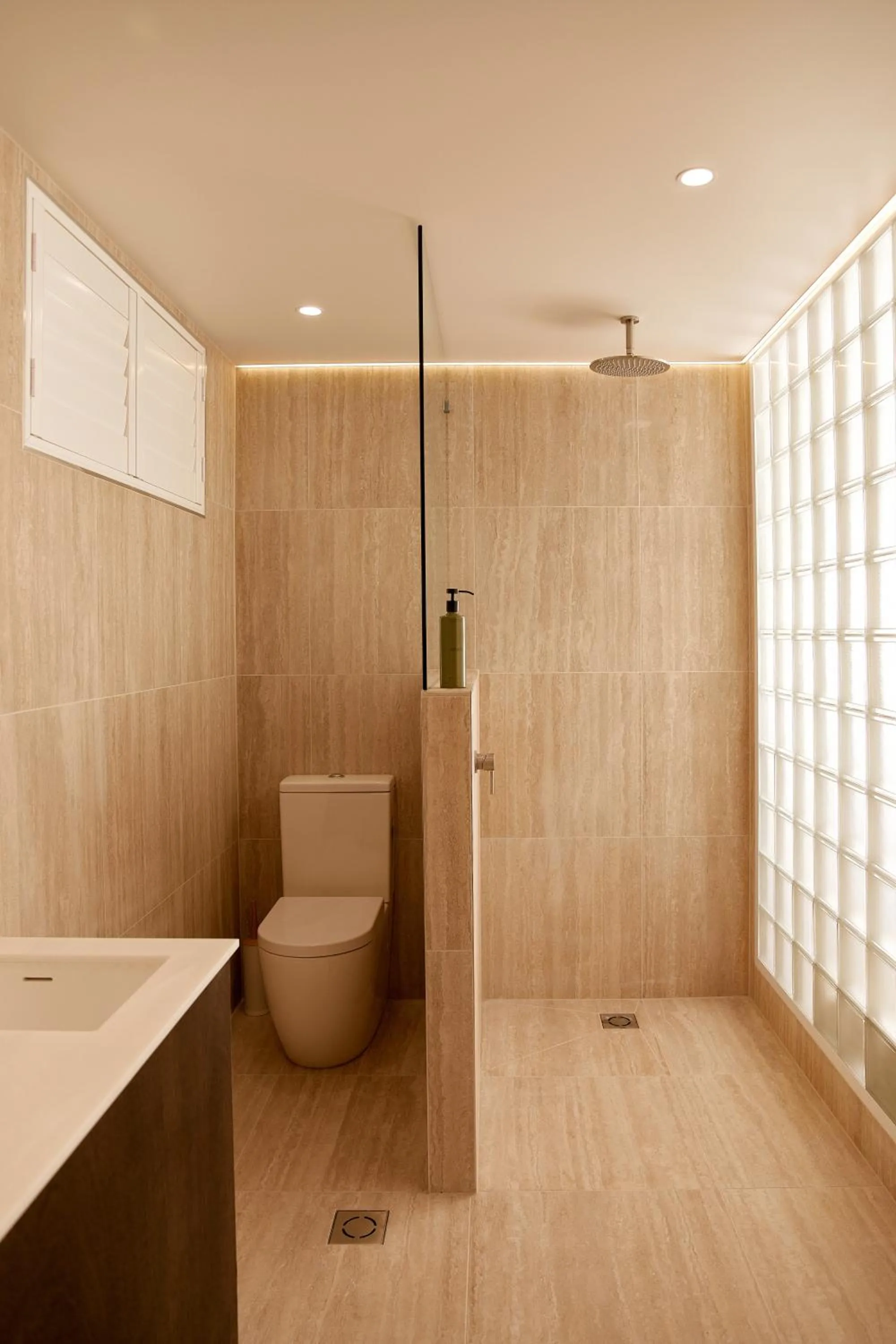 Shower in Noosa Parade Holiday Inn