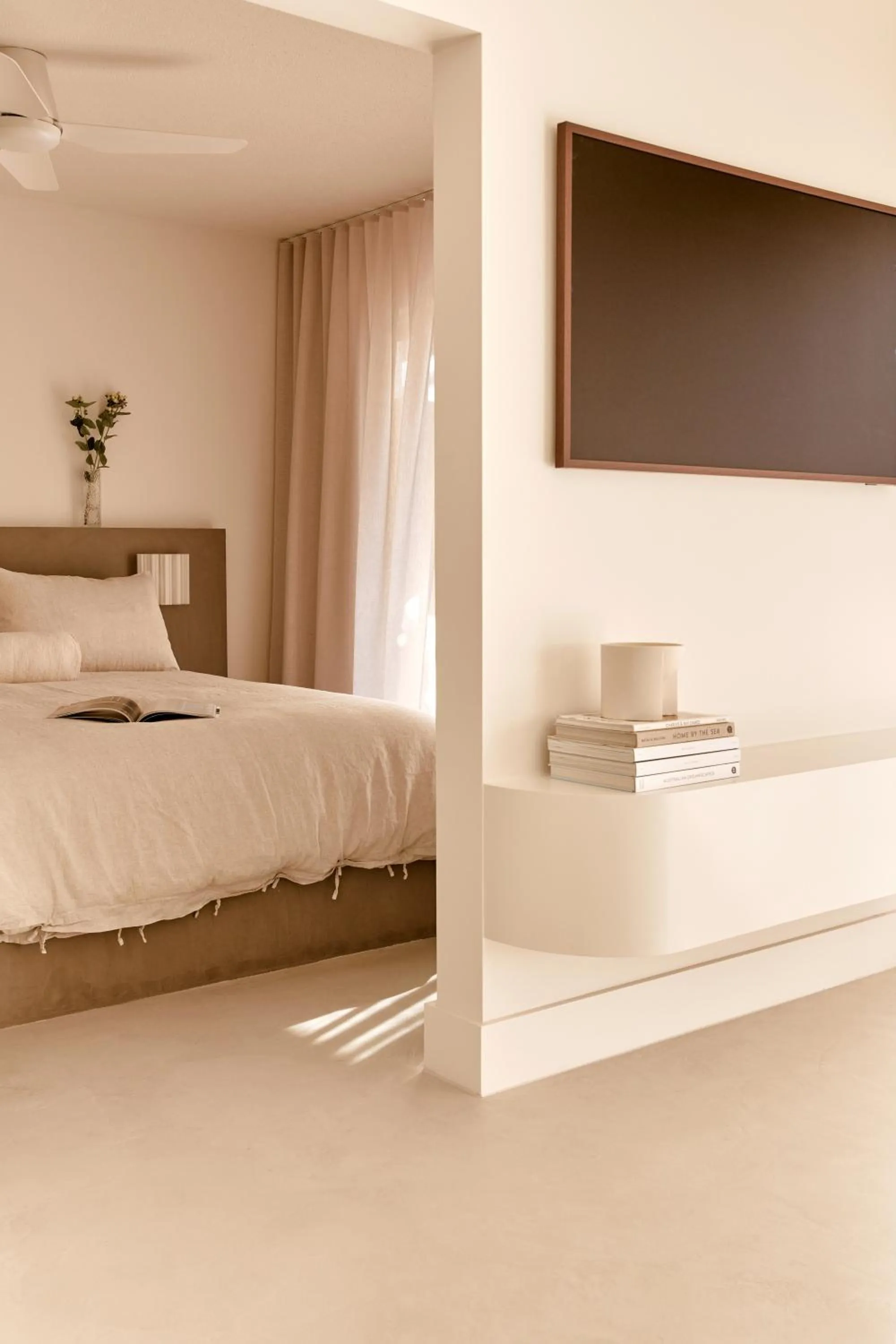 Bed in Noosa Parade Holiday Inn