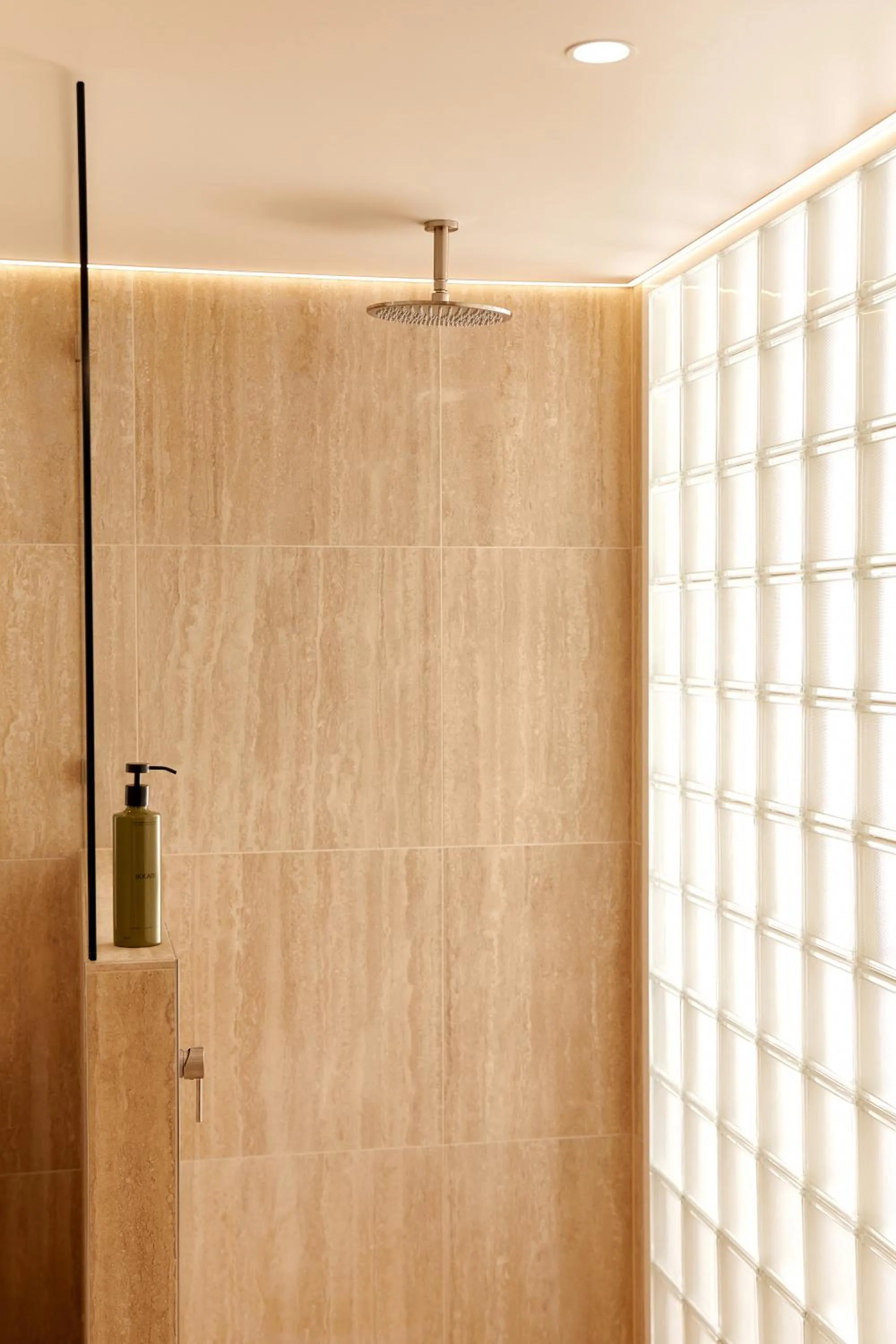 Shower in Noosa Parade Holiday Inn