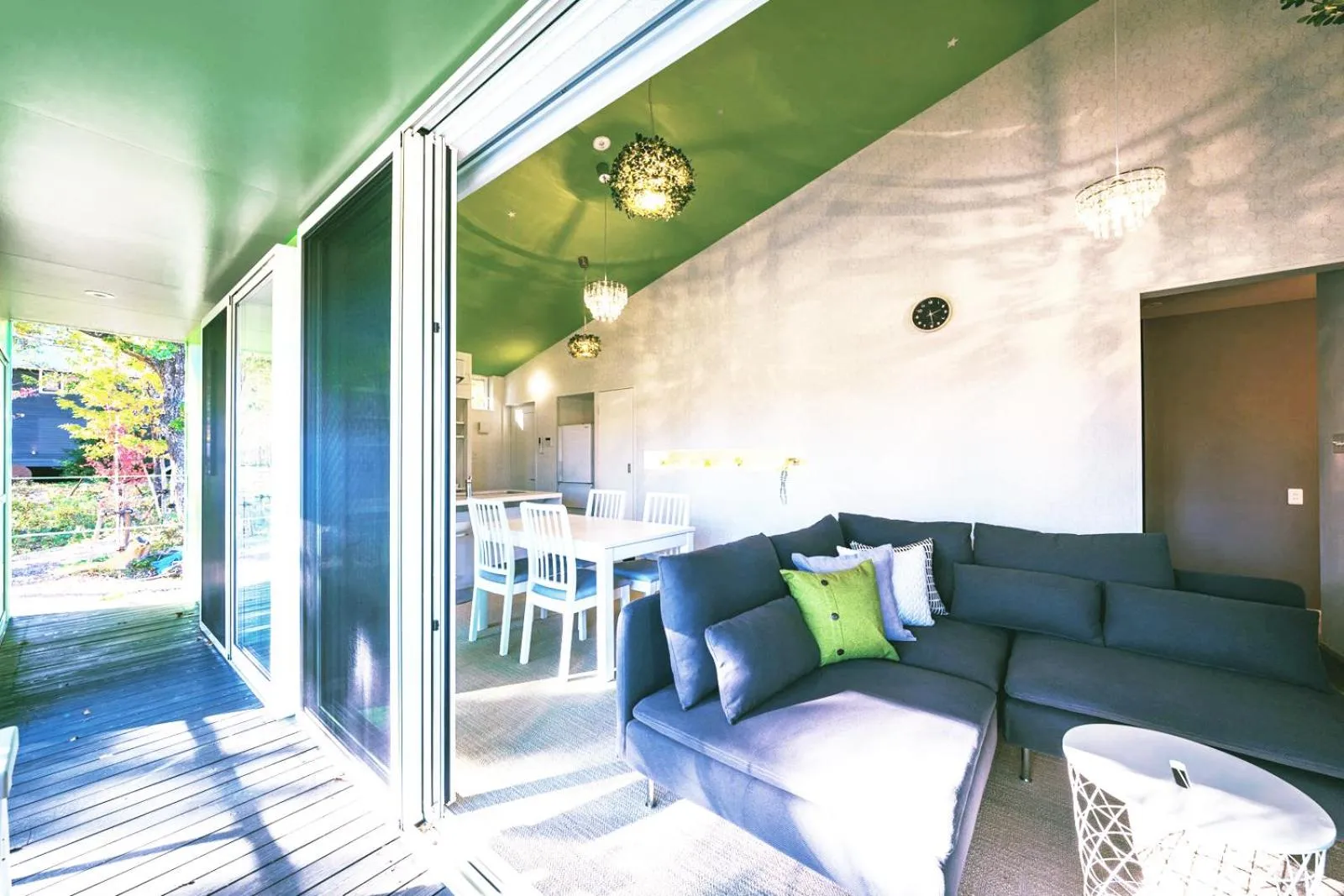 Day in Holiday House Green Garden