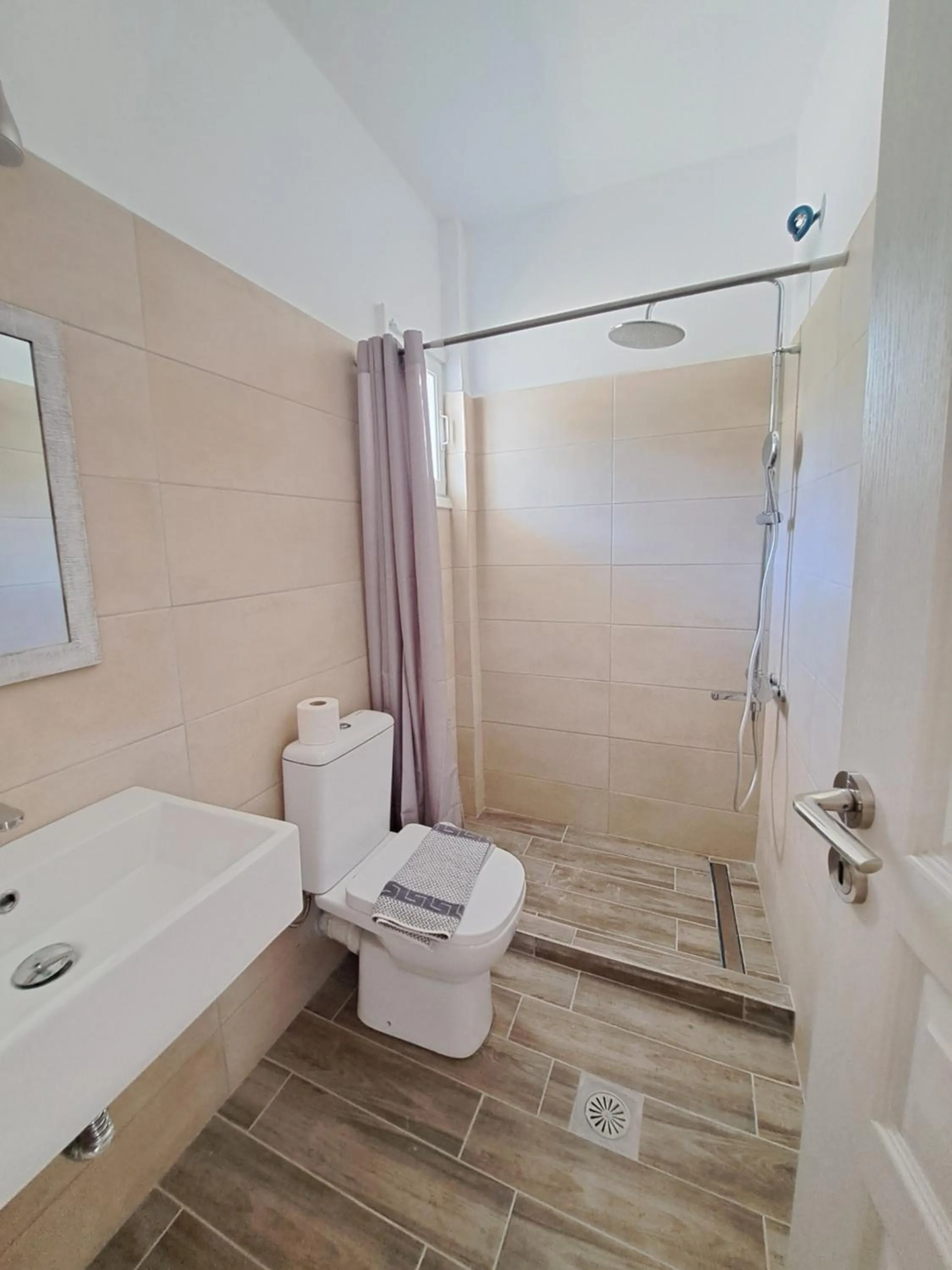 Shower in Nissos Ios