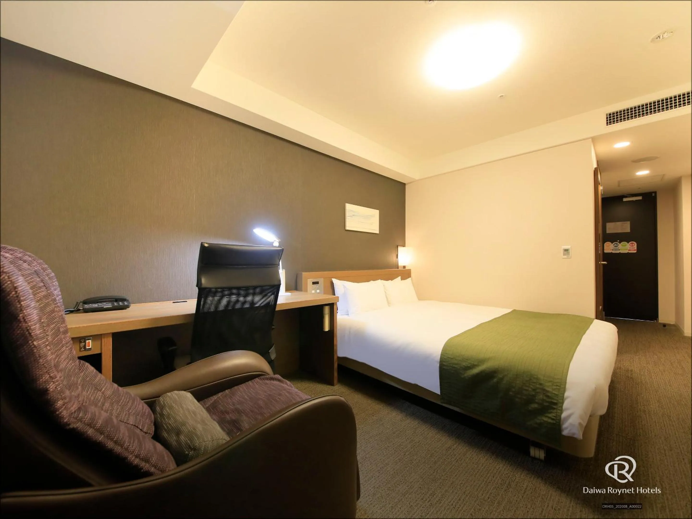 Photo of the whole room, Bed in Daiwa Roynet Hotel Kyoto Shijo Karasuma