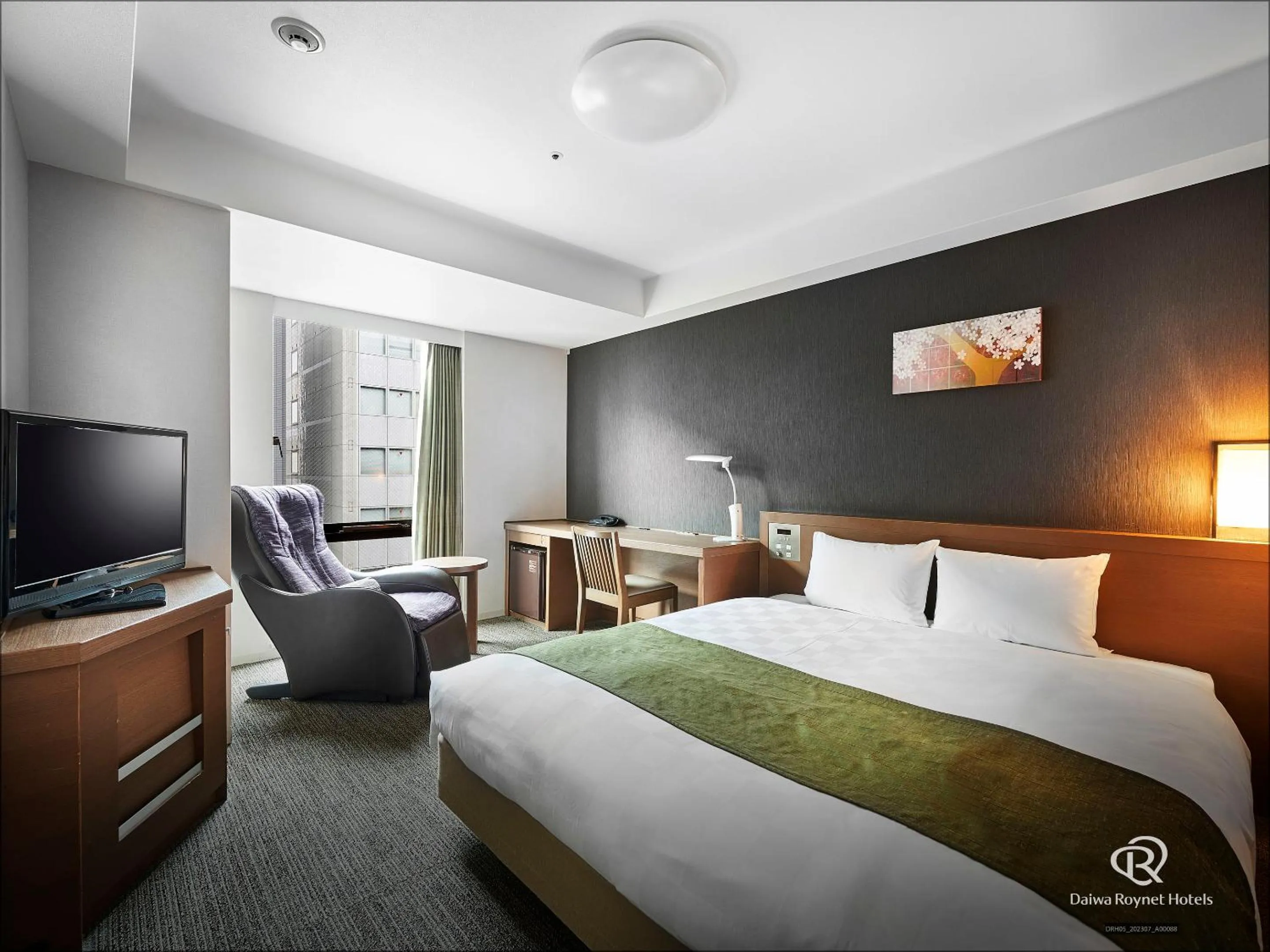 Photo of the whole room, Bed in Daiwa Roynet Hotel Kyoto Shijo Karasuma