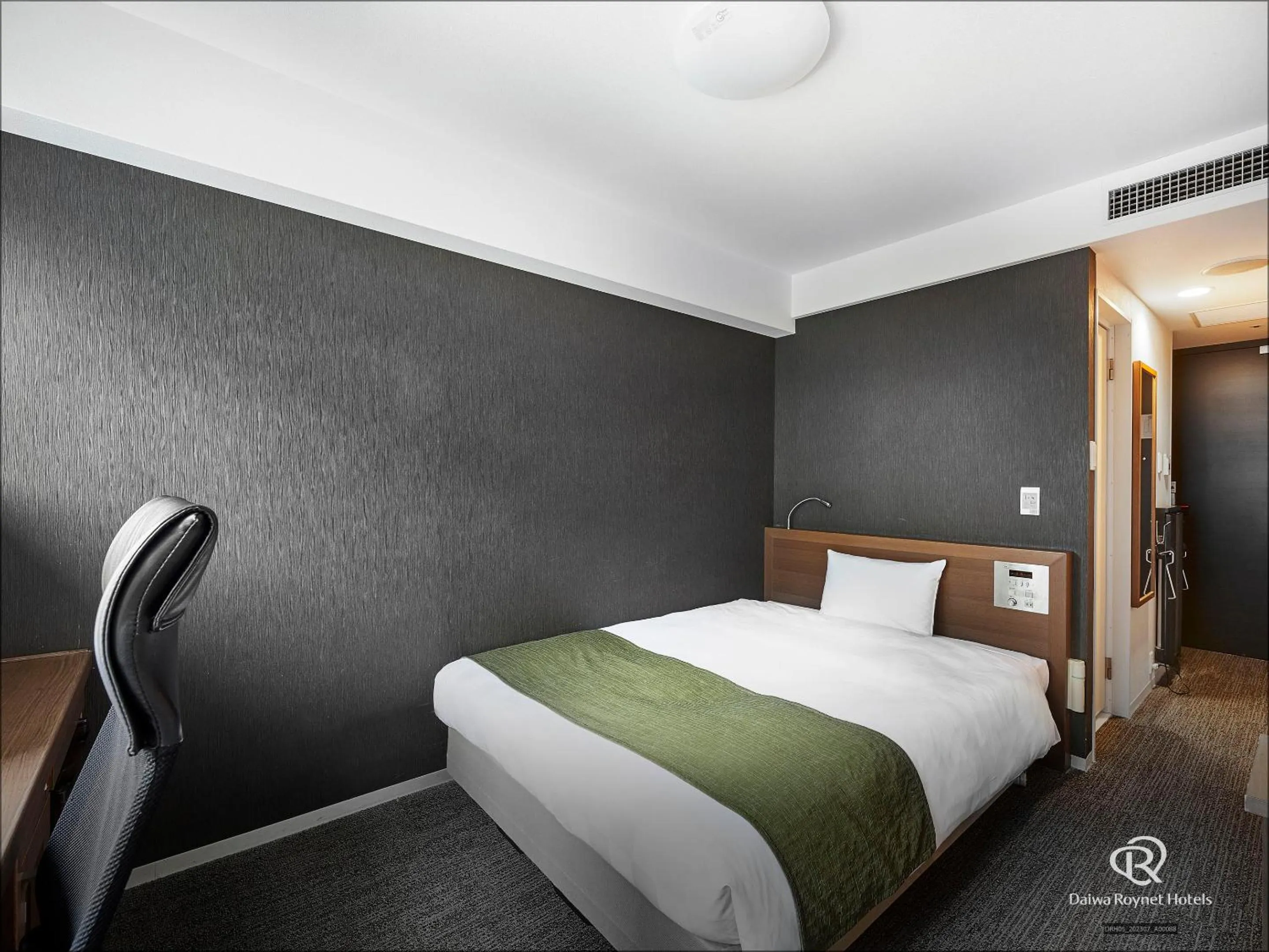 Photo of the whole room, Bed in Daiwa Roynet Hotel Kyoto Shijo Karasuma