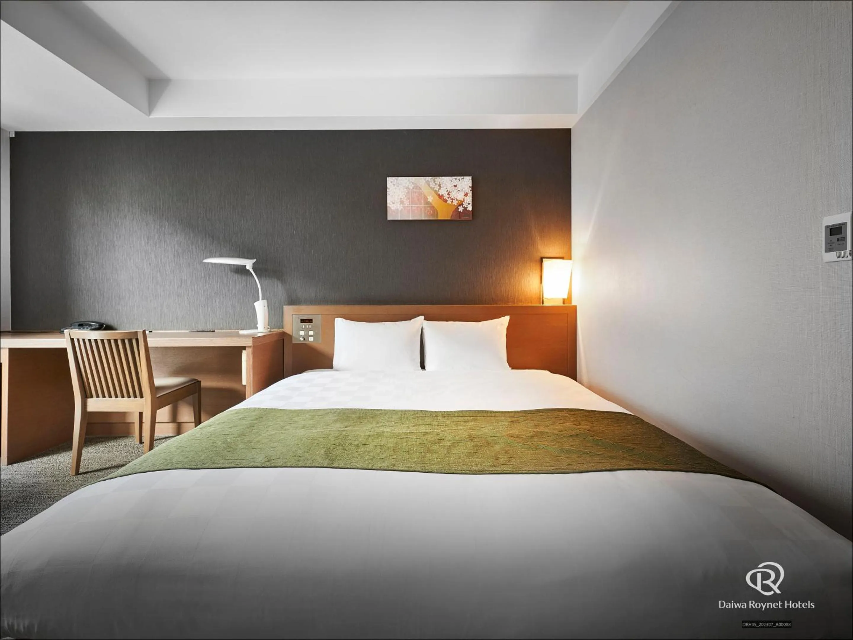 Photo of the whole room, Bed in Daiwa Roynet Hotel Kyoto Shijo Karasuma