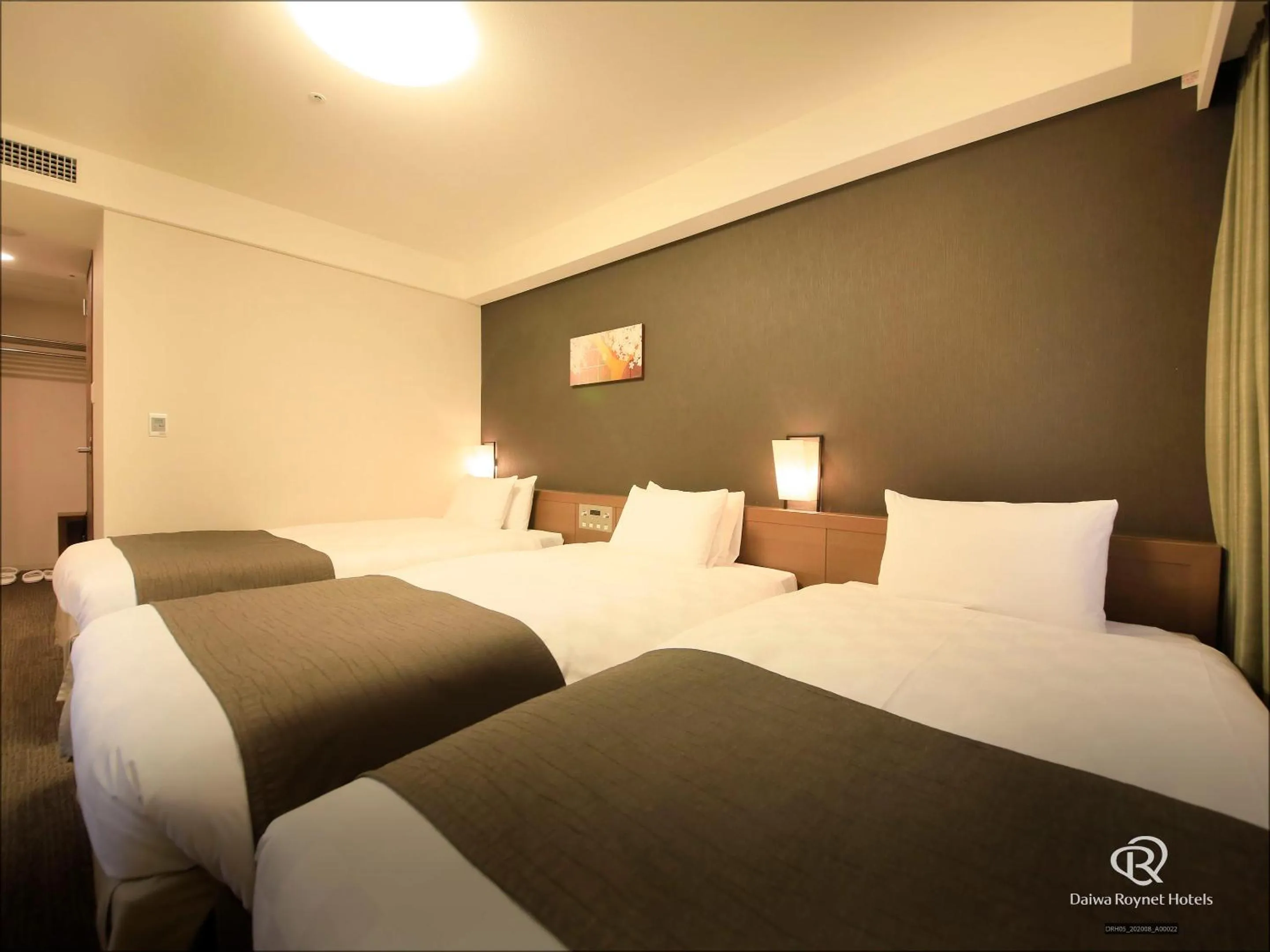 Photo of the whole room, Bed in Daiwa Roynet Hotel Kyoto Shijo Karasuma