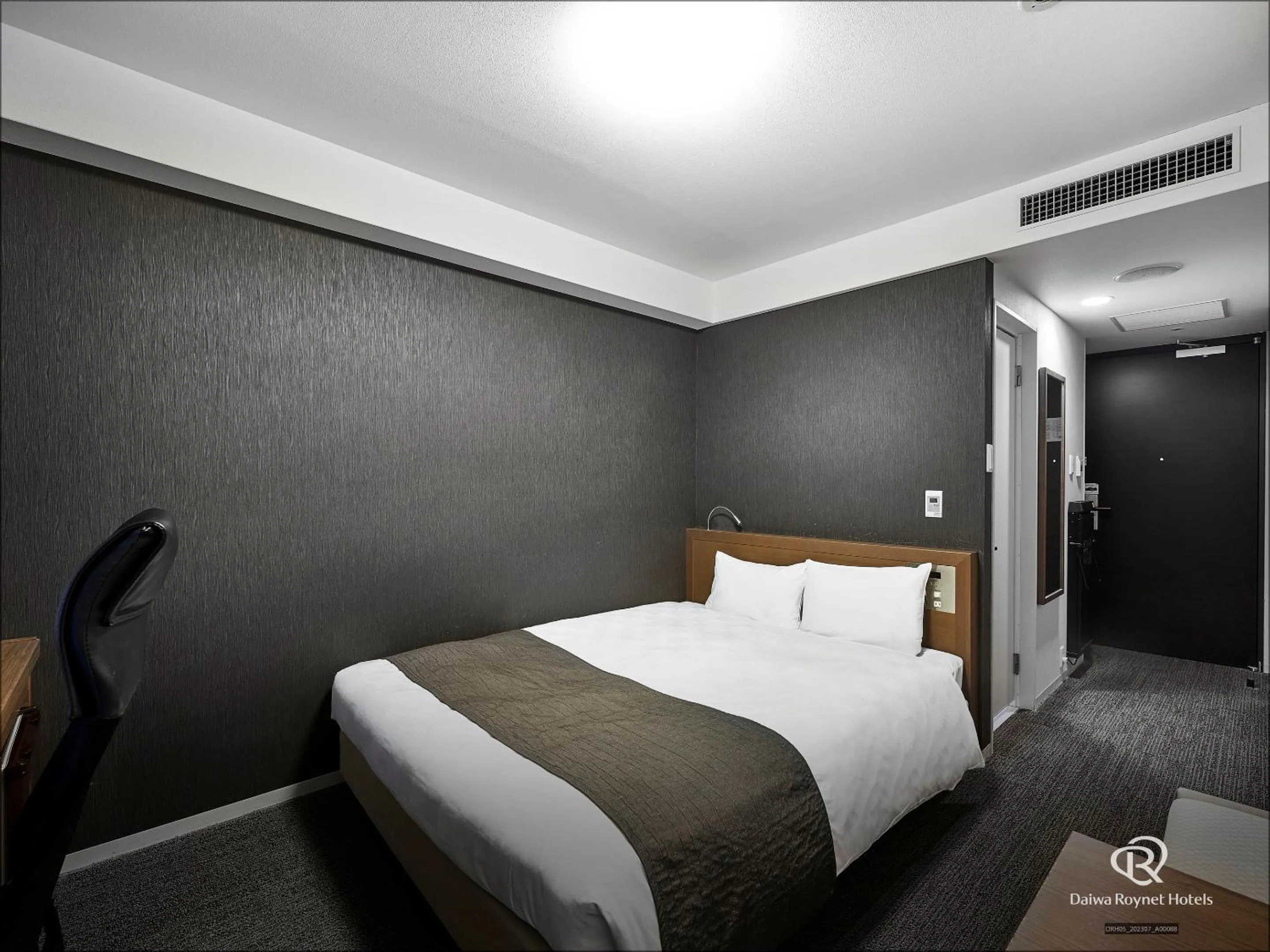 Photo of the whole room, Bed in Daiwa Roynet Hotel Kyoto Shijo Karasuma