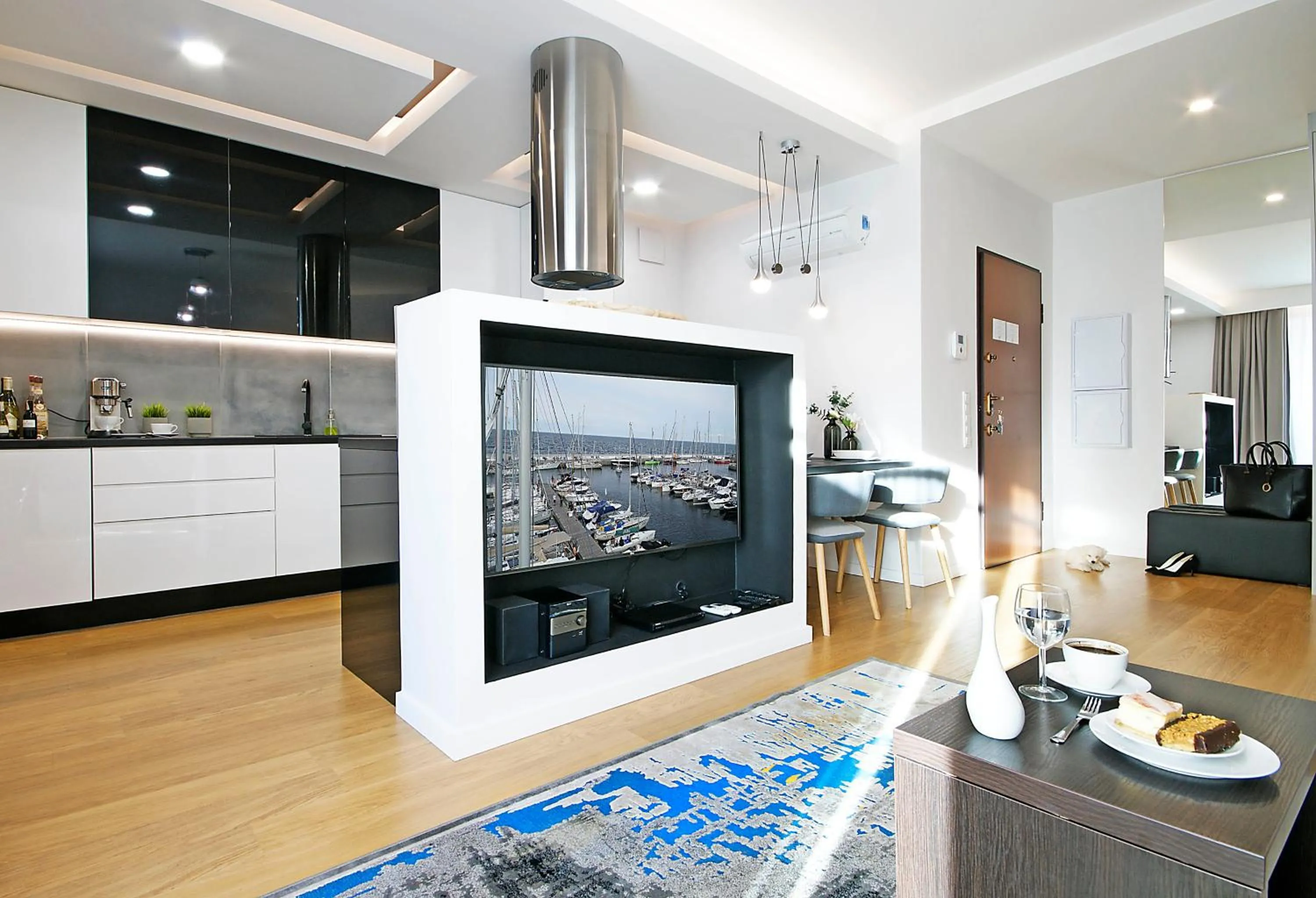 TV and multimedia in IRS ROYAL APARTMENTS Apartamenty IRS Neptun Park
