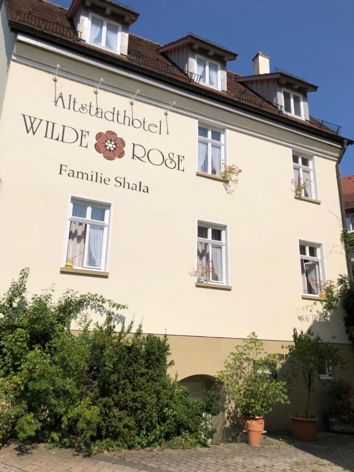 Property building in Altstadthotel Wilde Rose