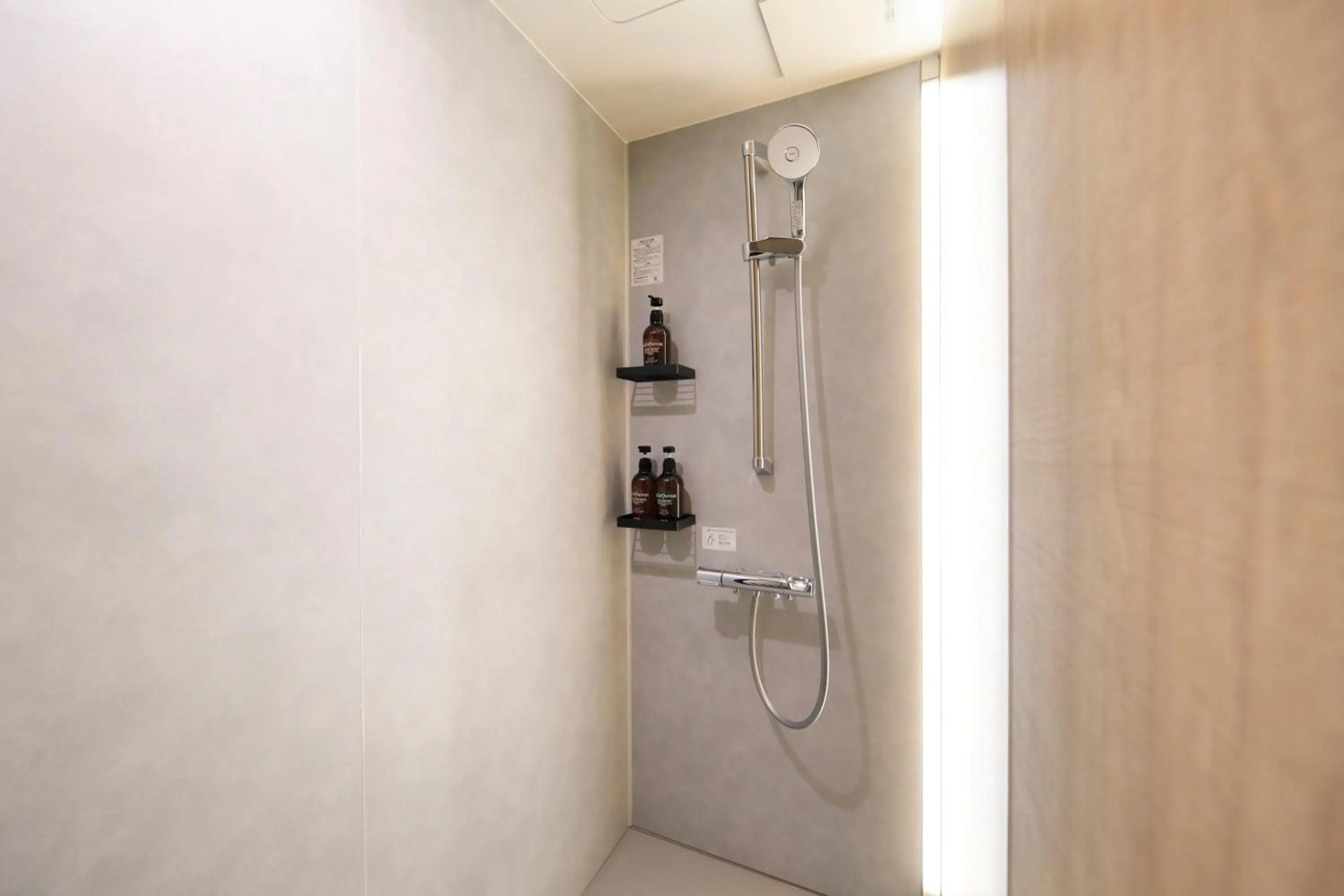 Shower in Shouhakutei Azumaso