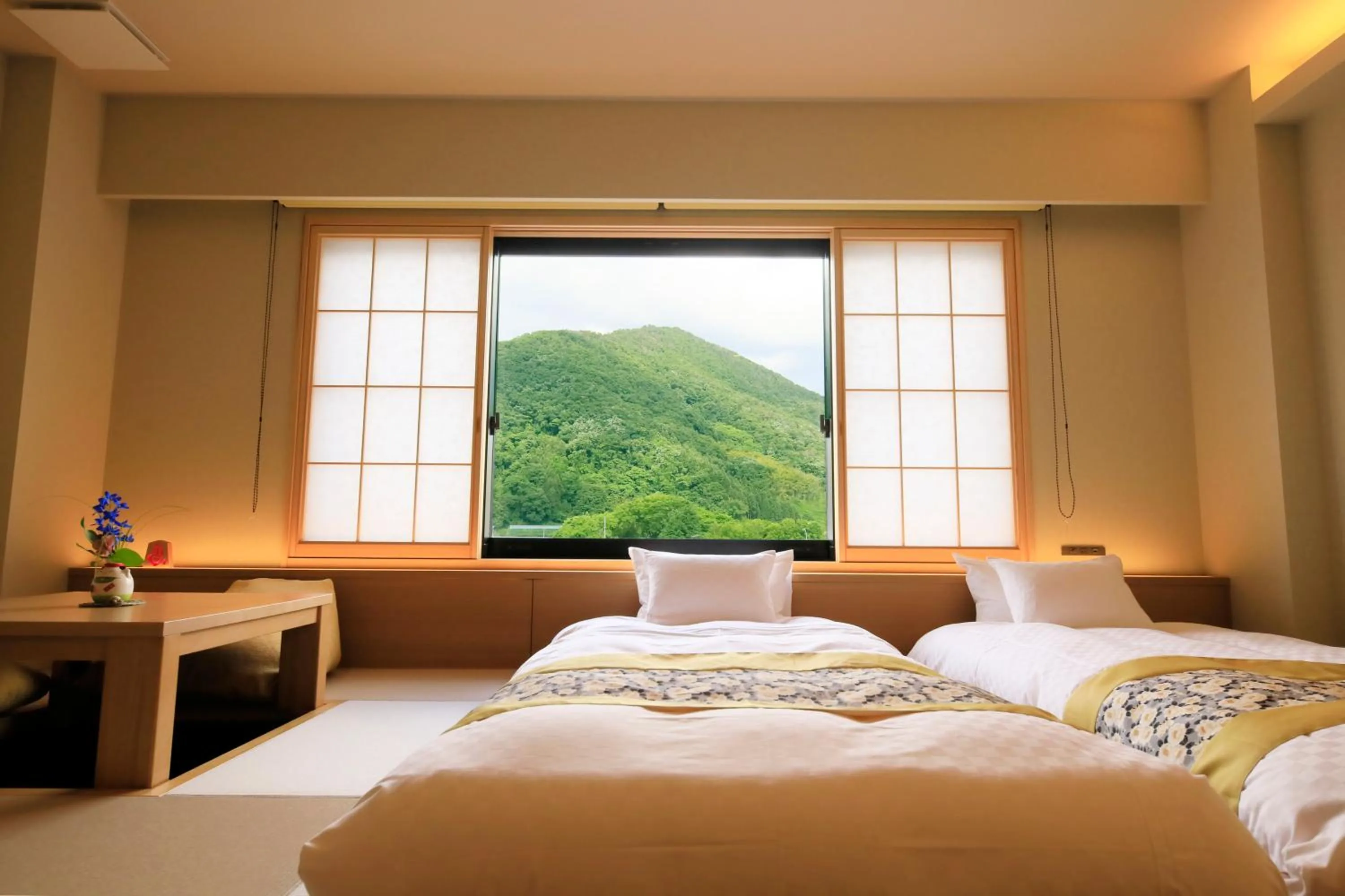 Photo of the whole room, Bed in Shouhakutei Azumaso