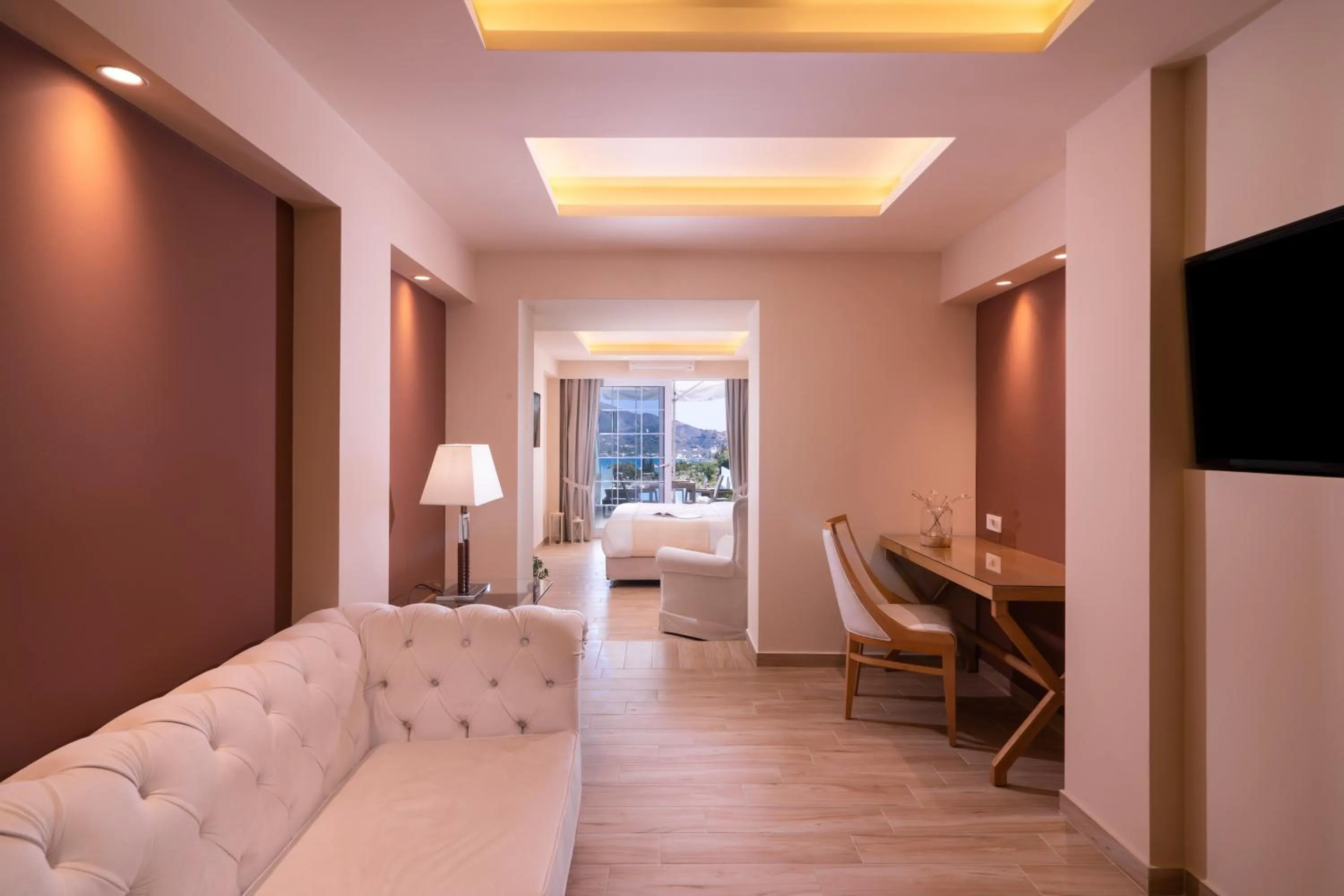 Seating area, Bed in Avalon Palace Hotel