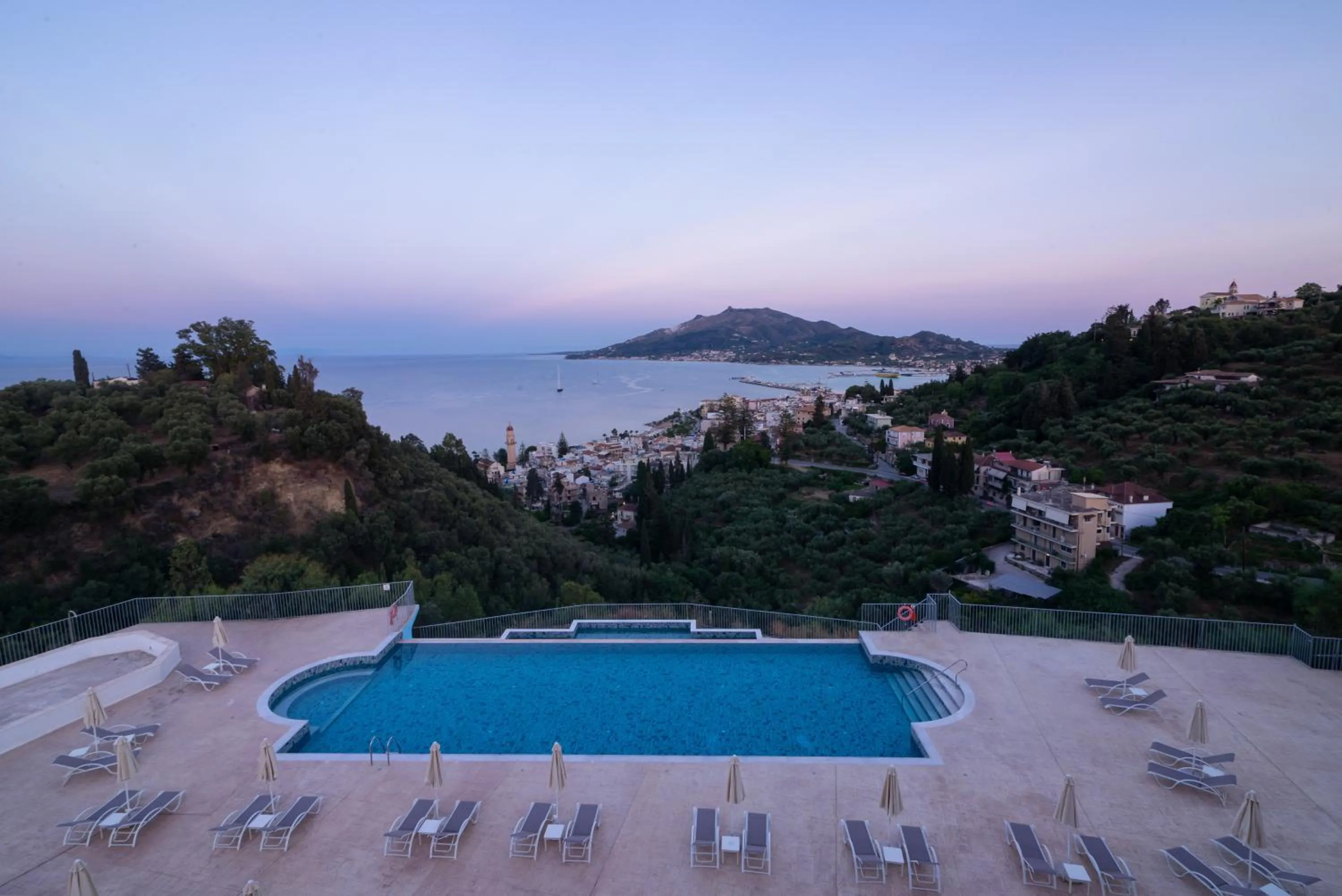 Swimming pool in Avalon Palace Hotel
