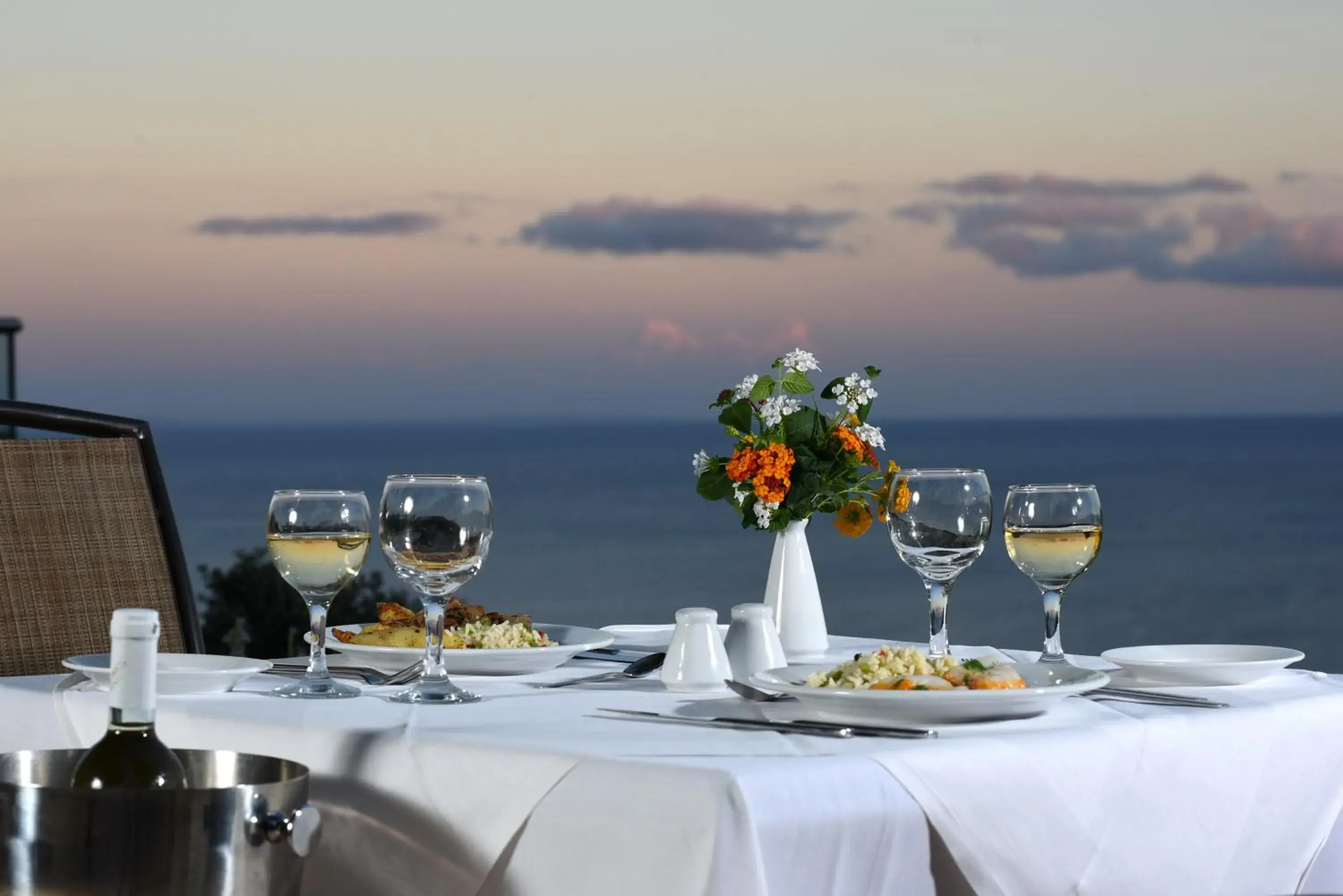 Restaurant/places to eat in Avalon Palace Hotel Restaurant/places to eat in Avalon Palace Hotel