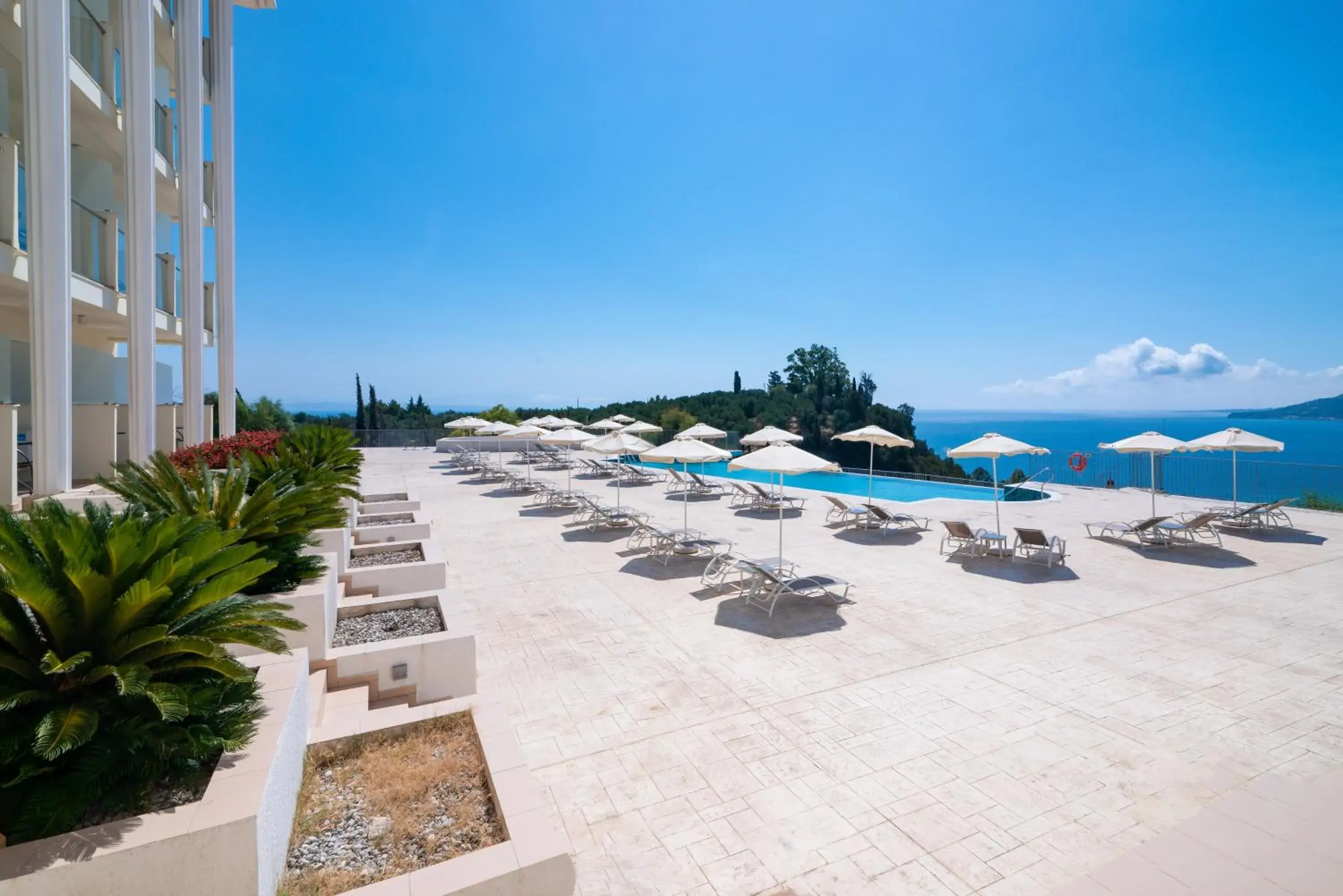 Swimming pool in Avalon Palace Hotel Swimming pool in Avalon Palace Hotel