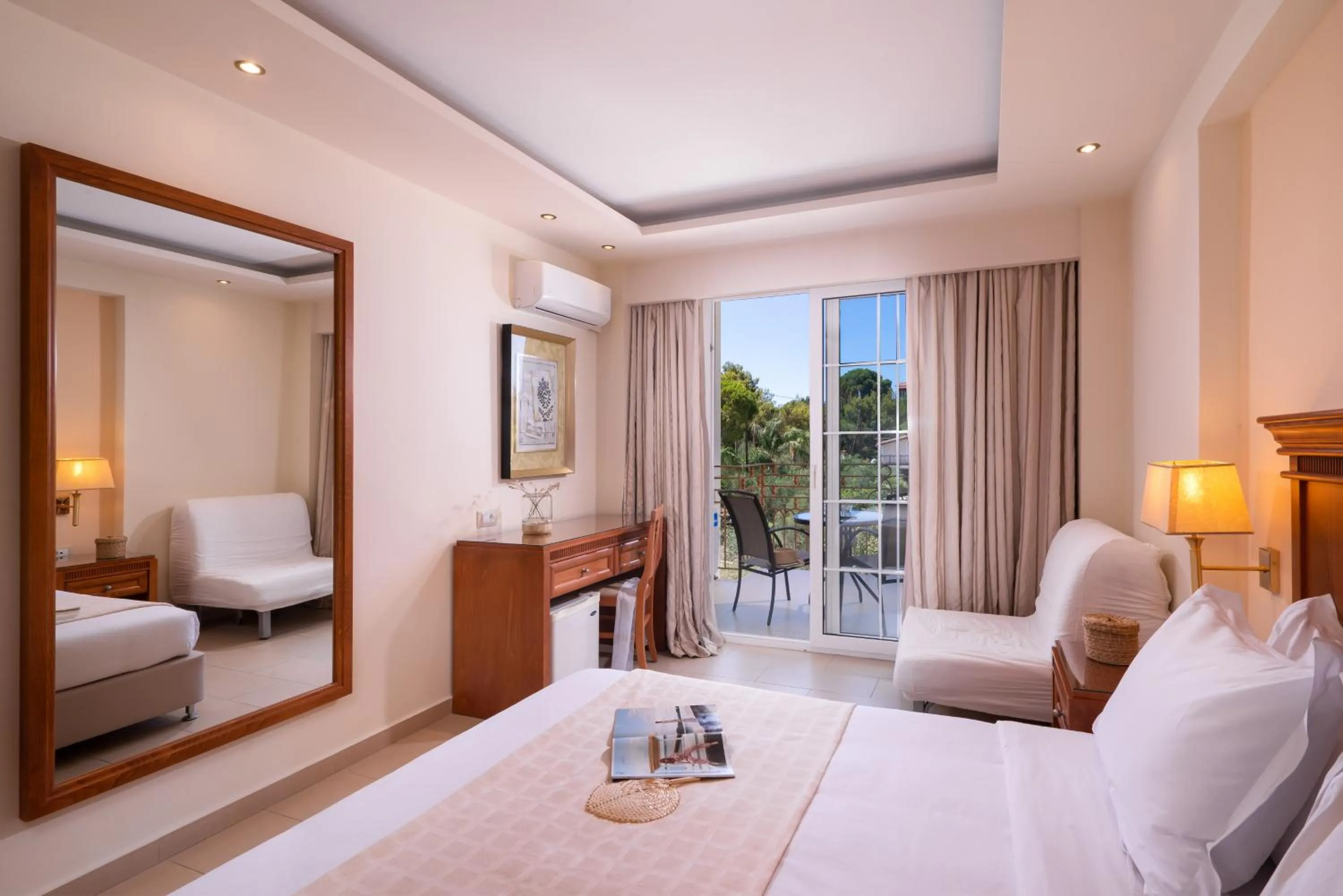 Photo of the whole room, Bed in Avalon Palace Hotel