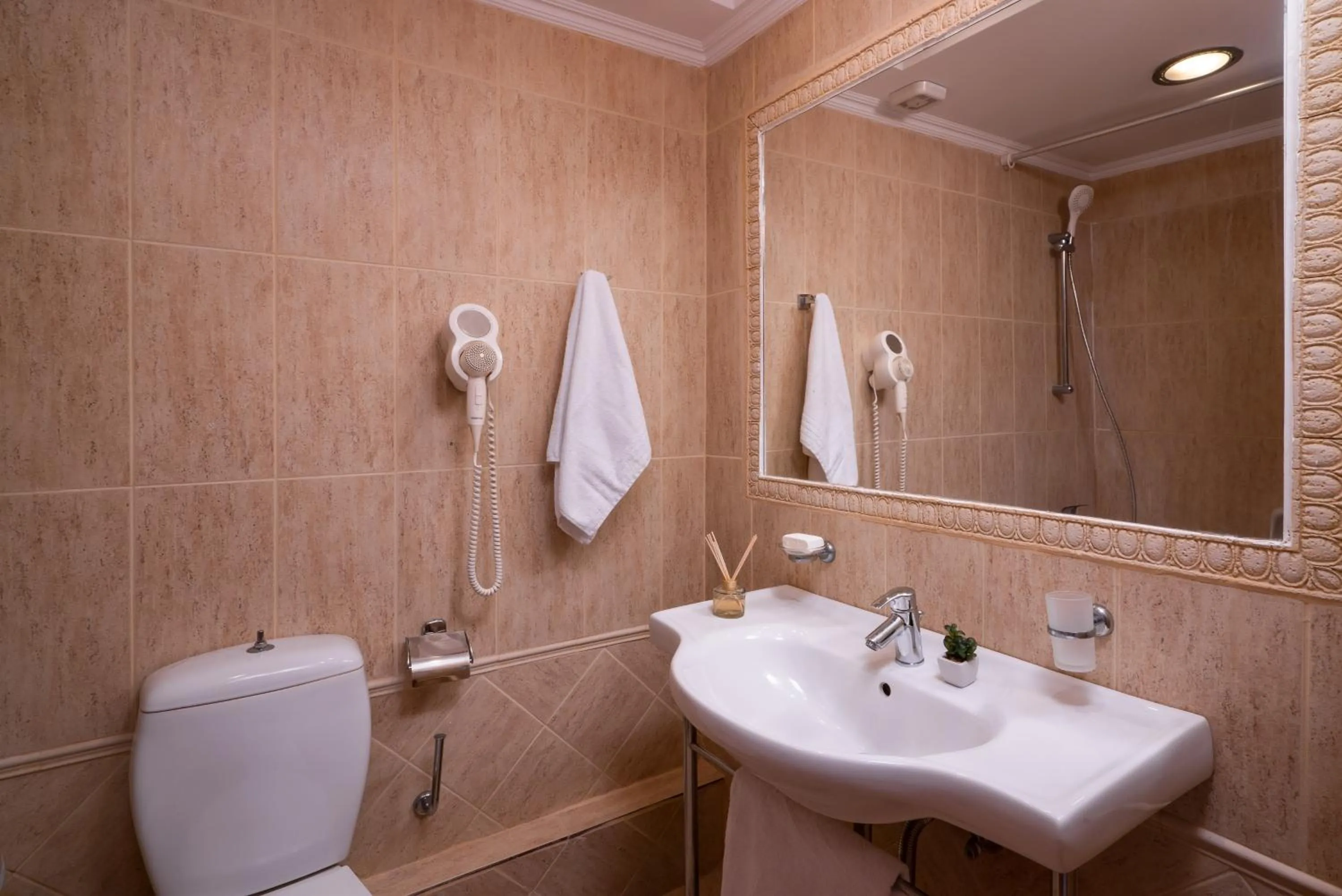 Bathroom in Avalon Palace Hotel