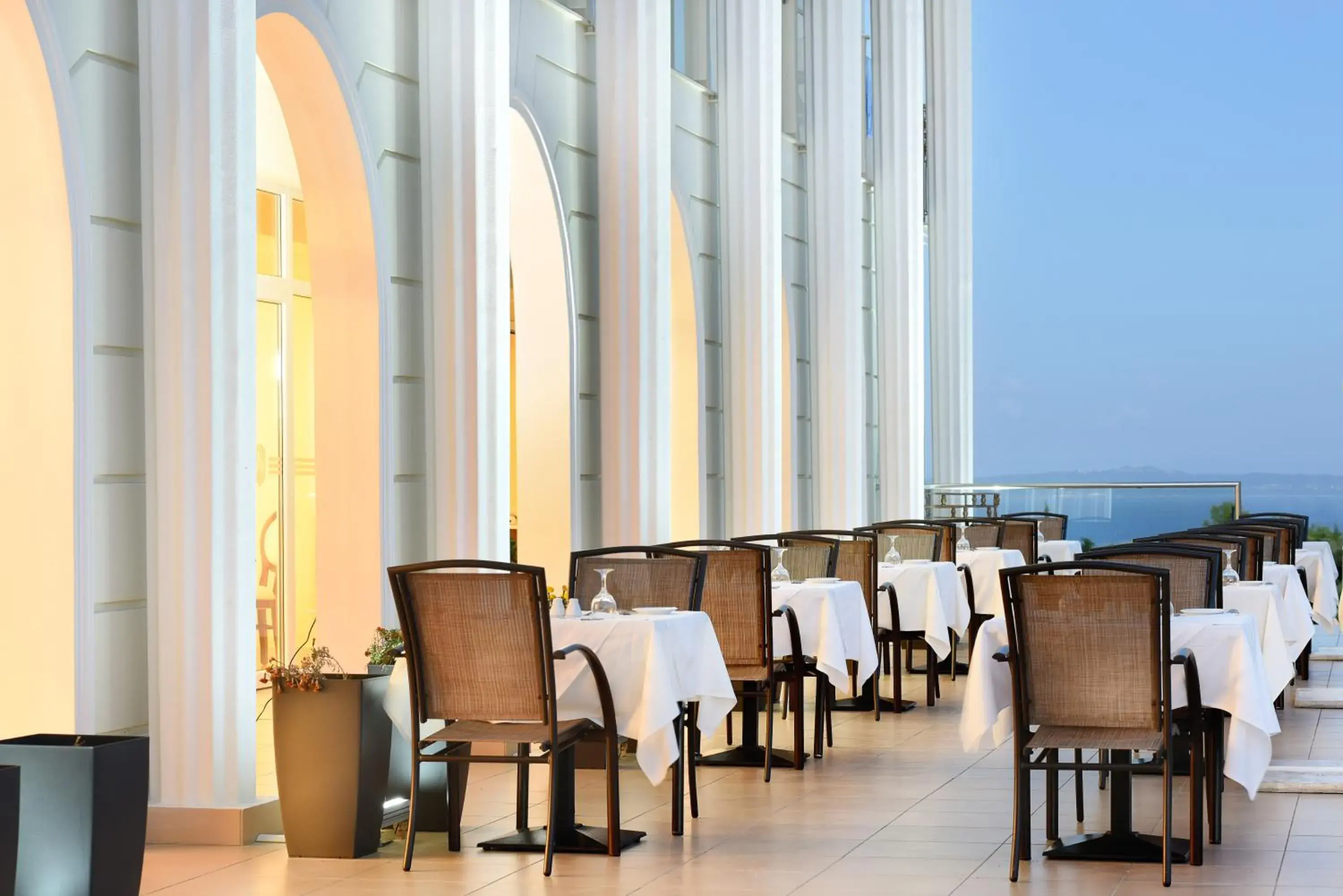 Restaurant/places to eat in Avalon Palace Hotel Restaurant/places to eat in Avalon Palace Hotel