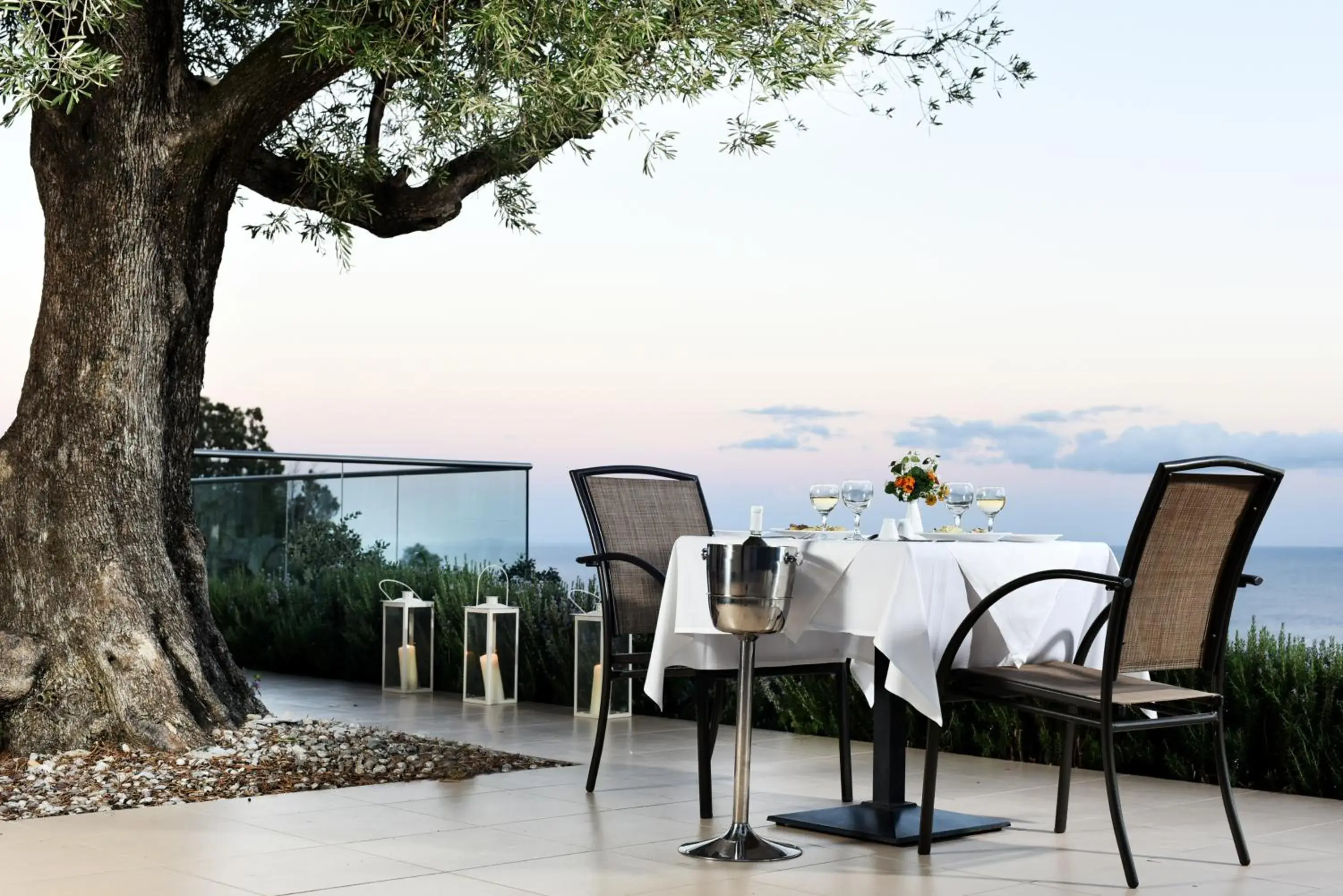 Restaurant/places to eat in Avalon Palace Hotel Restaurant/places to eat in Avalon Palace Hotel