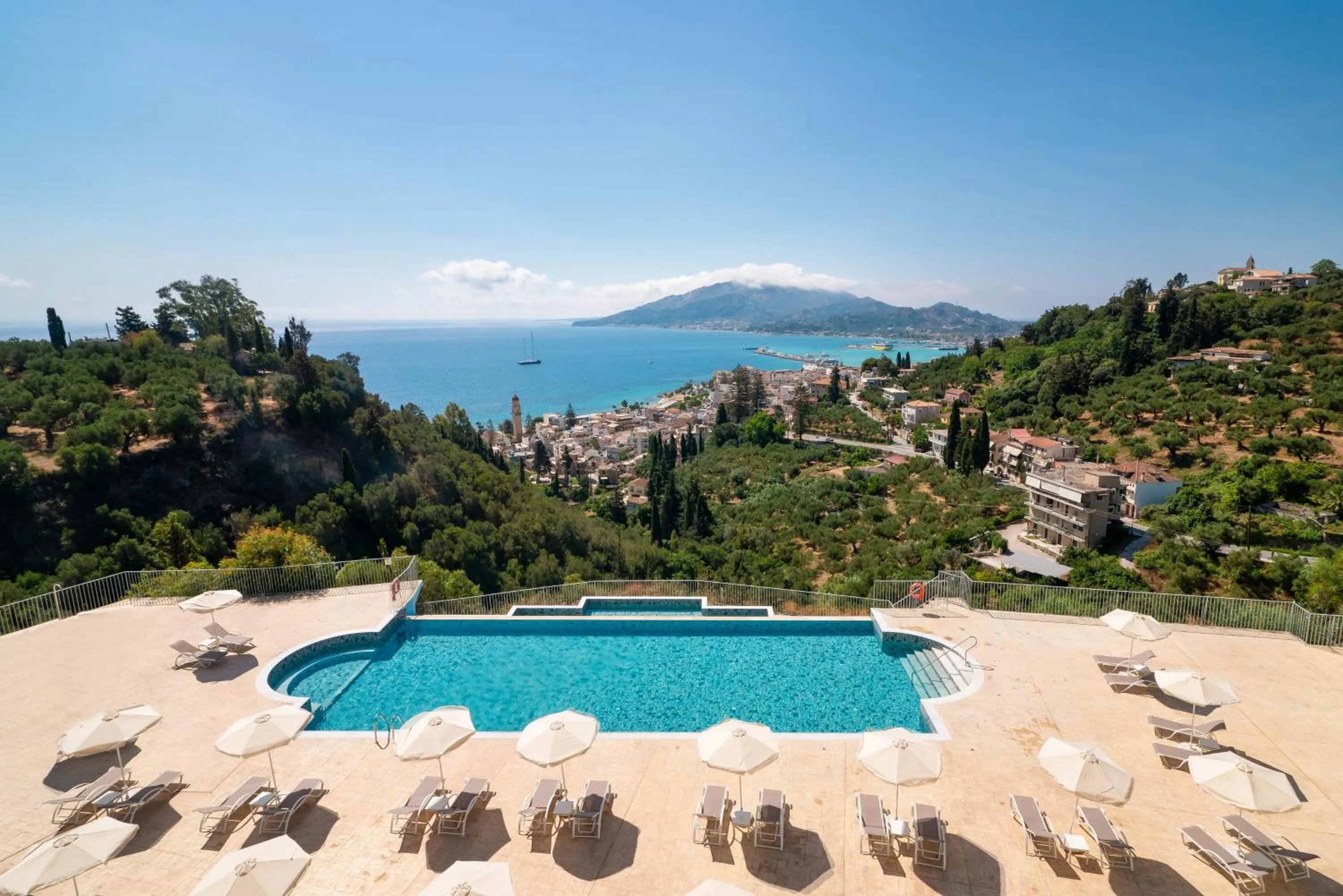 Swimming pool in Avalon Palace Hotel