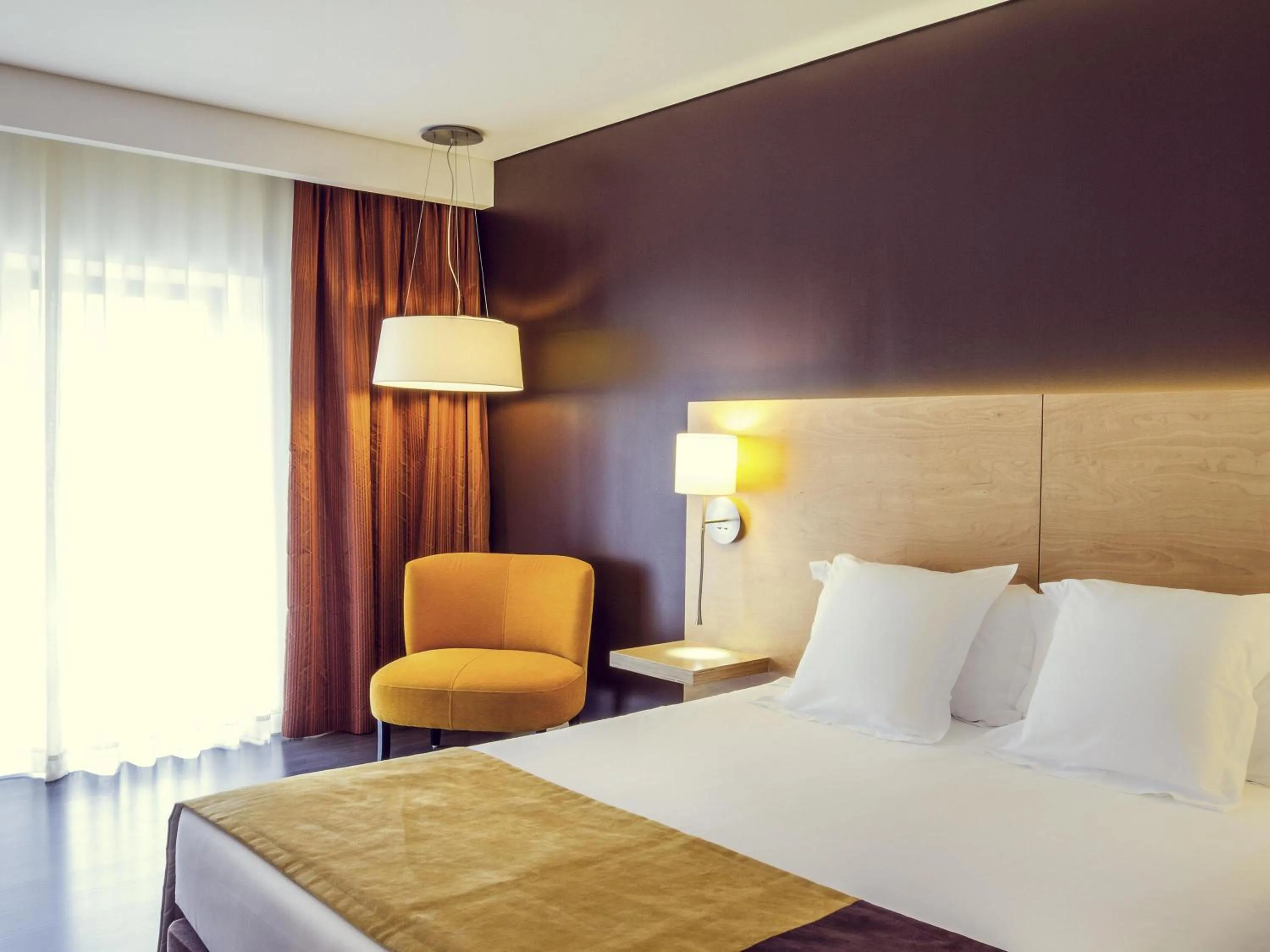 Property building, Bed in Hotel Mercure Braga Centro